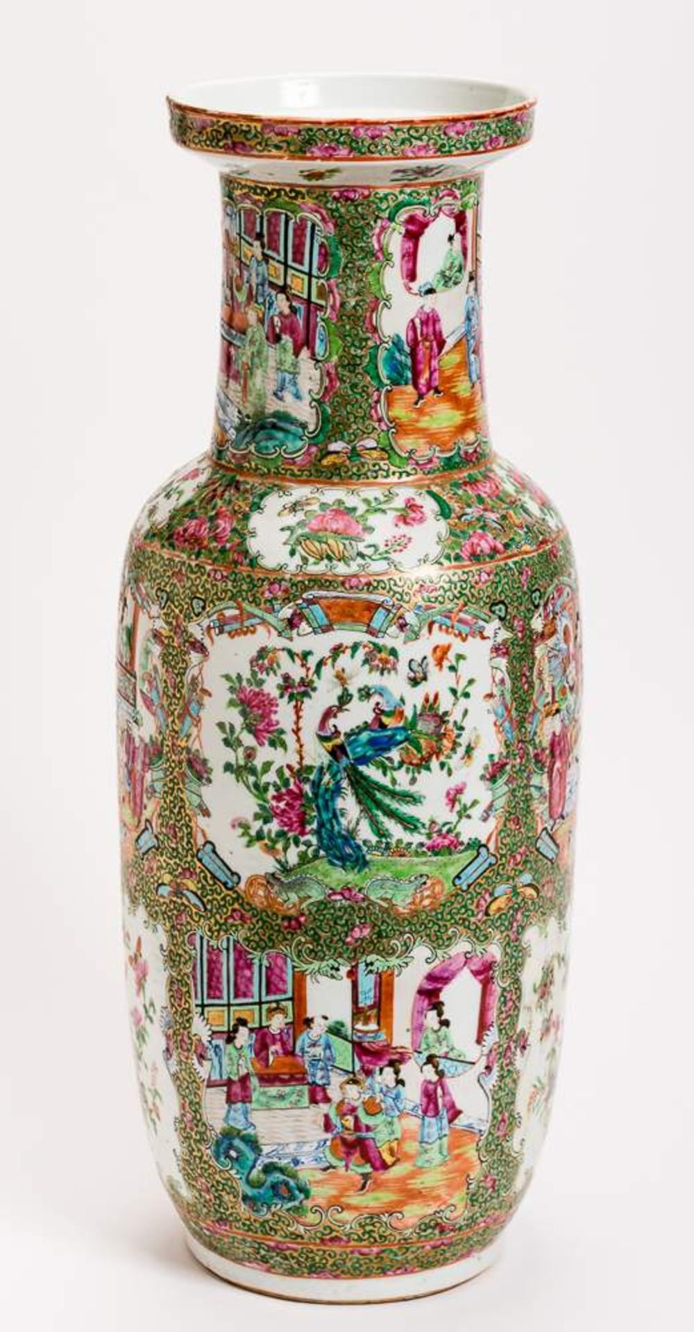 HOHE VASE MIT FIGURALEN SZENEN UND BLÜTEN Famille Rose-Porzellan mit Emailfarben und Gold. China, - Image 5 of 13