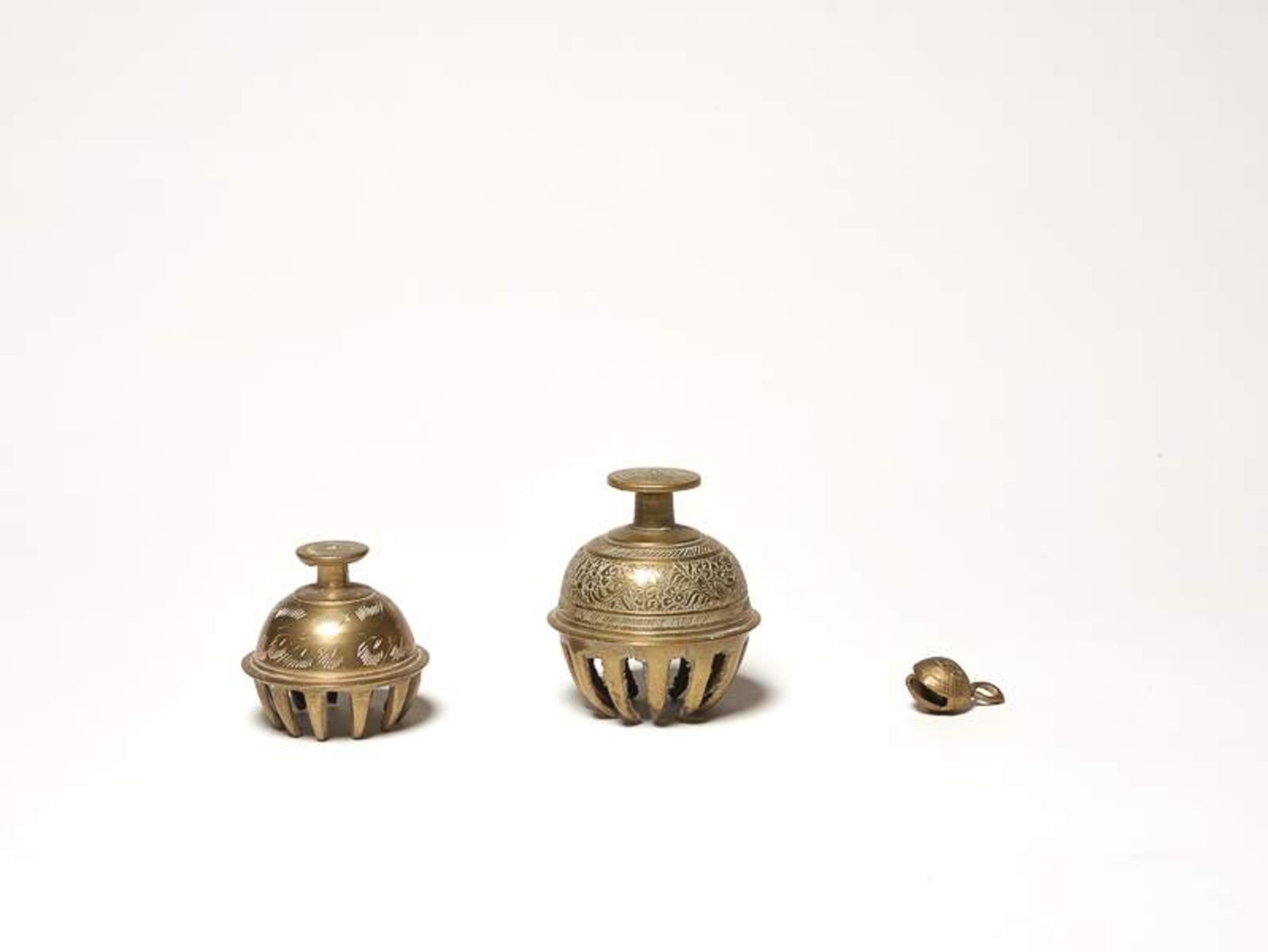 EINE SAMMLUNG GLOCKEN, GLOCKENGEHÄNGE UND EIN SCHLOSS Messing, Bronze. Asien 19.  20. Jh. Größen - Image 9 of 9