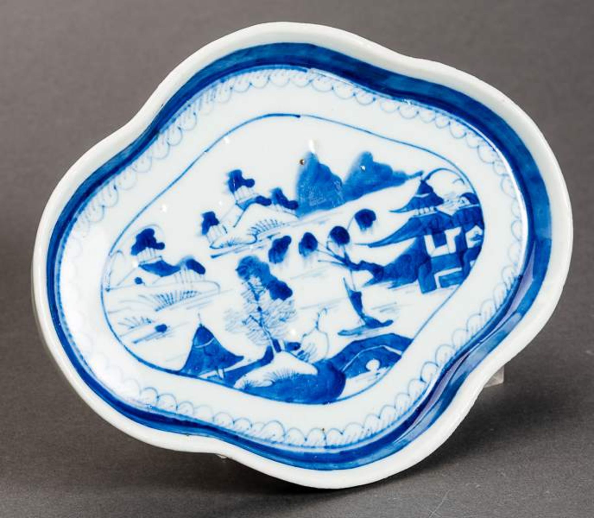 FLACHER TELLER Blauweiß-Porzellan. China, Qing-Dynastie, 19. Jh. Vierfach gelappter Teller auf - Image 8 of 9