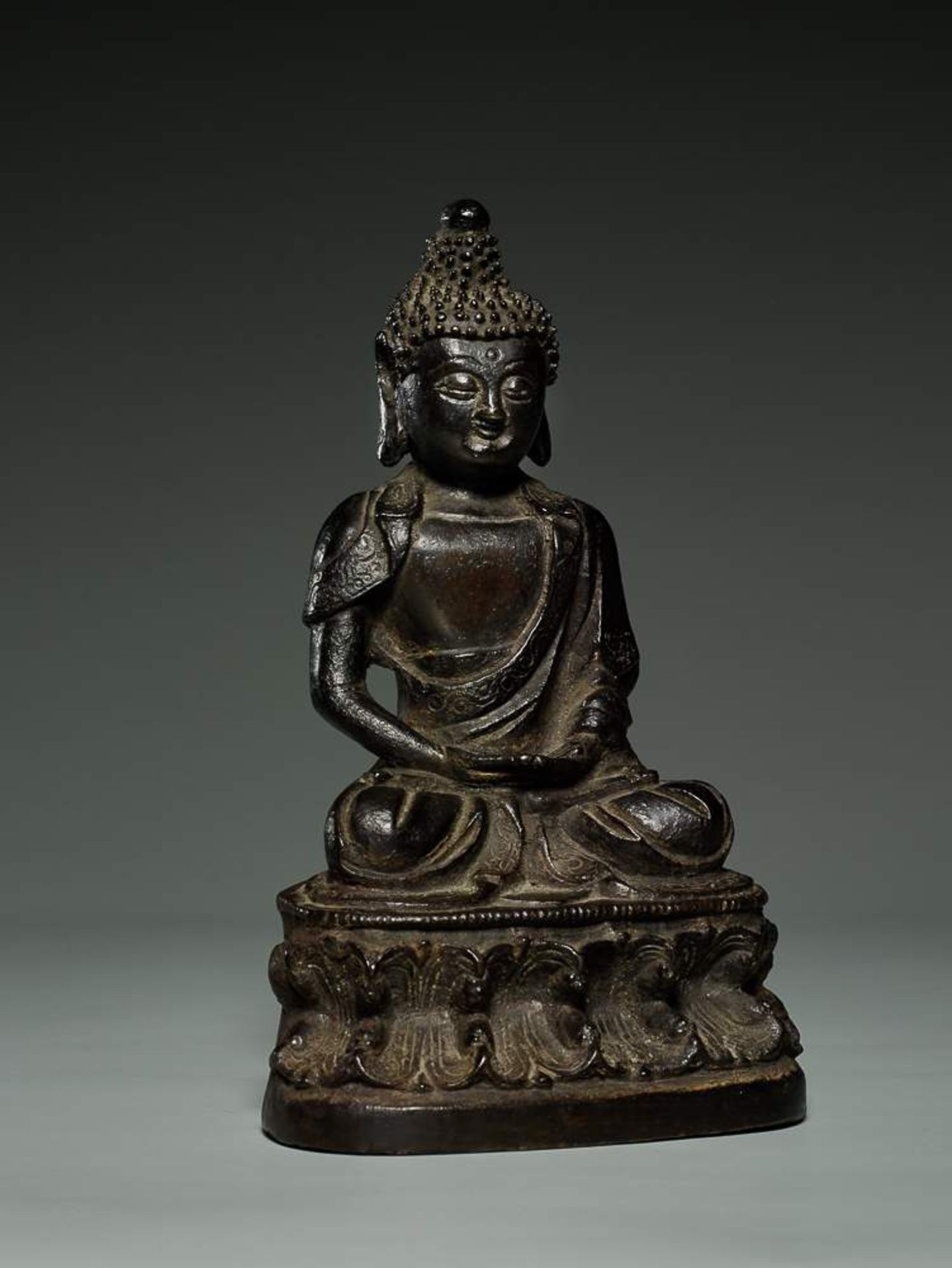 BUDDHA SHAKYAMUNI Bronze. China, Qing, ca. 18. Jh. Shakyamuni, in China Shijiamouni genannt, sitzt - Image 3 of 11