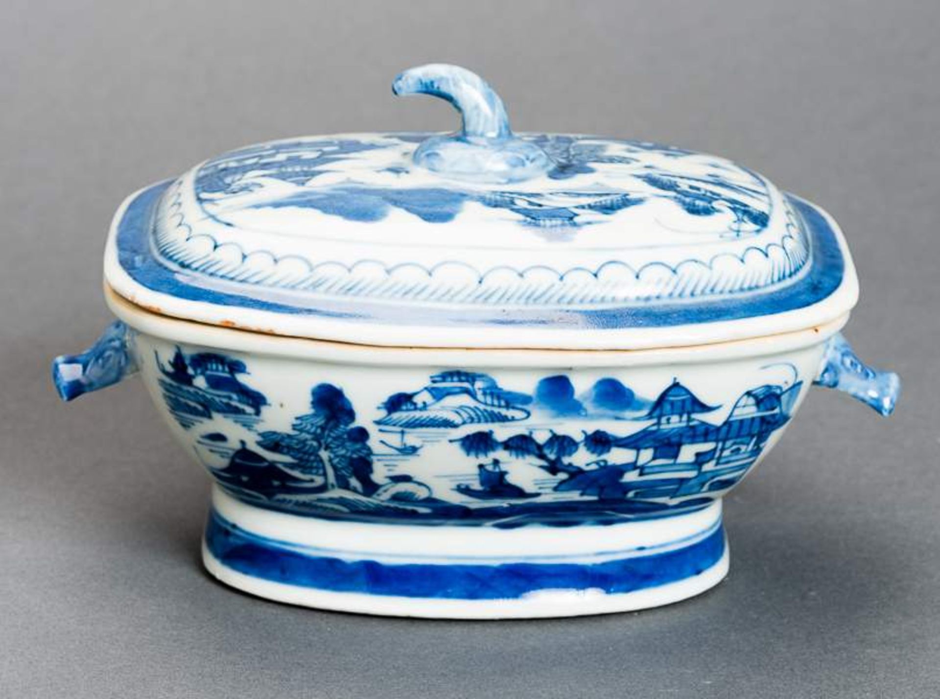 DECKELSCHALE Blauweiß-Porzellan. China, Qing-Dynastie, 19. Jh. Diese sehr ansprechende oval- - Image 10 of 11