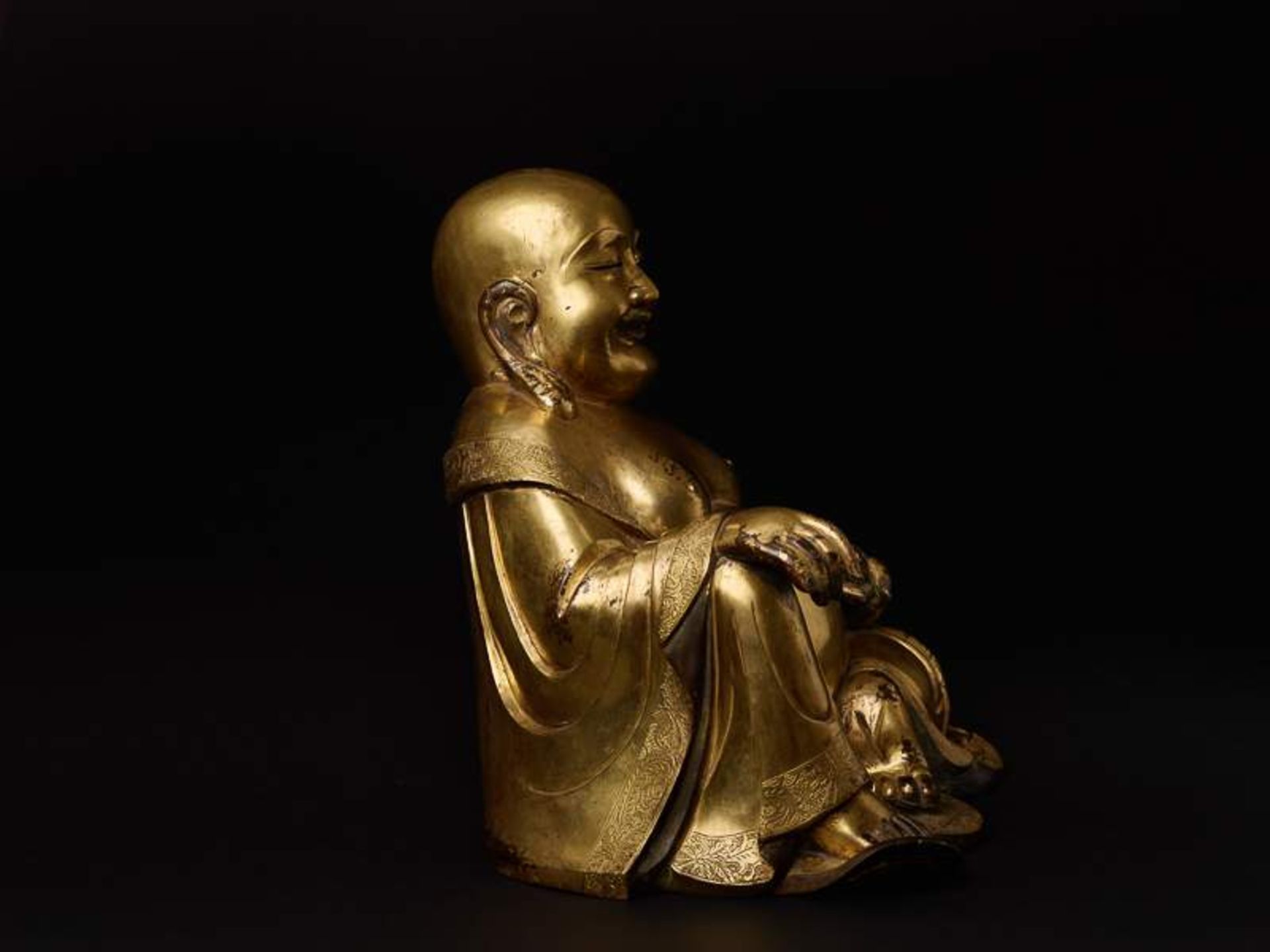 DIE GLÜCKSGOTTHEIT BUDAI Feuervergoldete Bronze. China, vermutlich späte Qing-Dynastie, 19. Jh. - Image 9 of 11