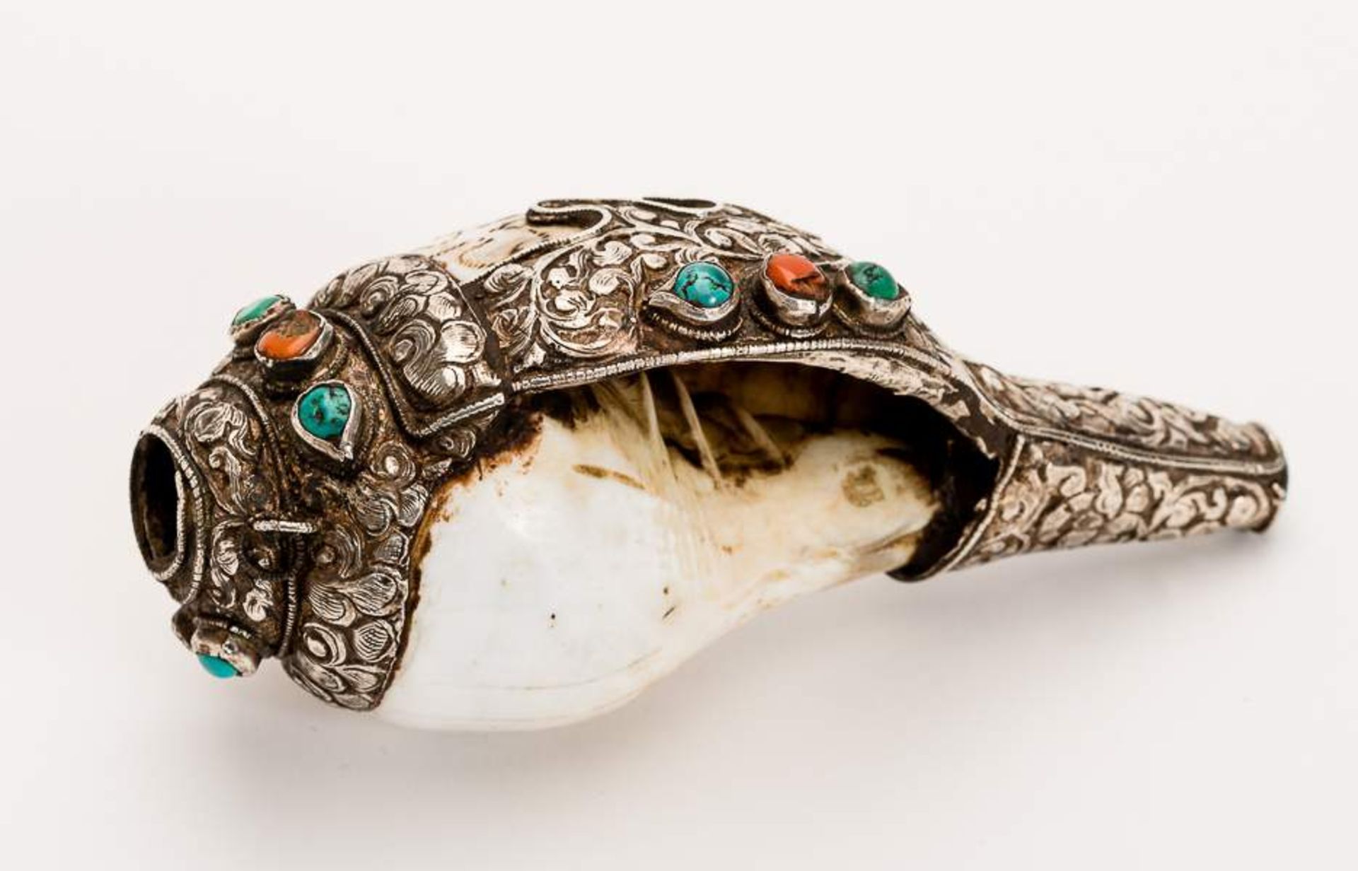 MUSCHELHORN SHANKA Meeresschnecke, Silber und Steine. Tibet, 19. Jh. Ein kleines zierhaftes " - Image 13 of 13