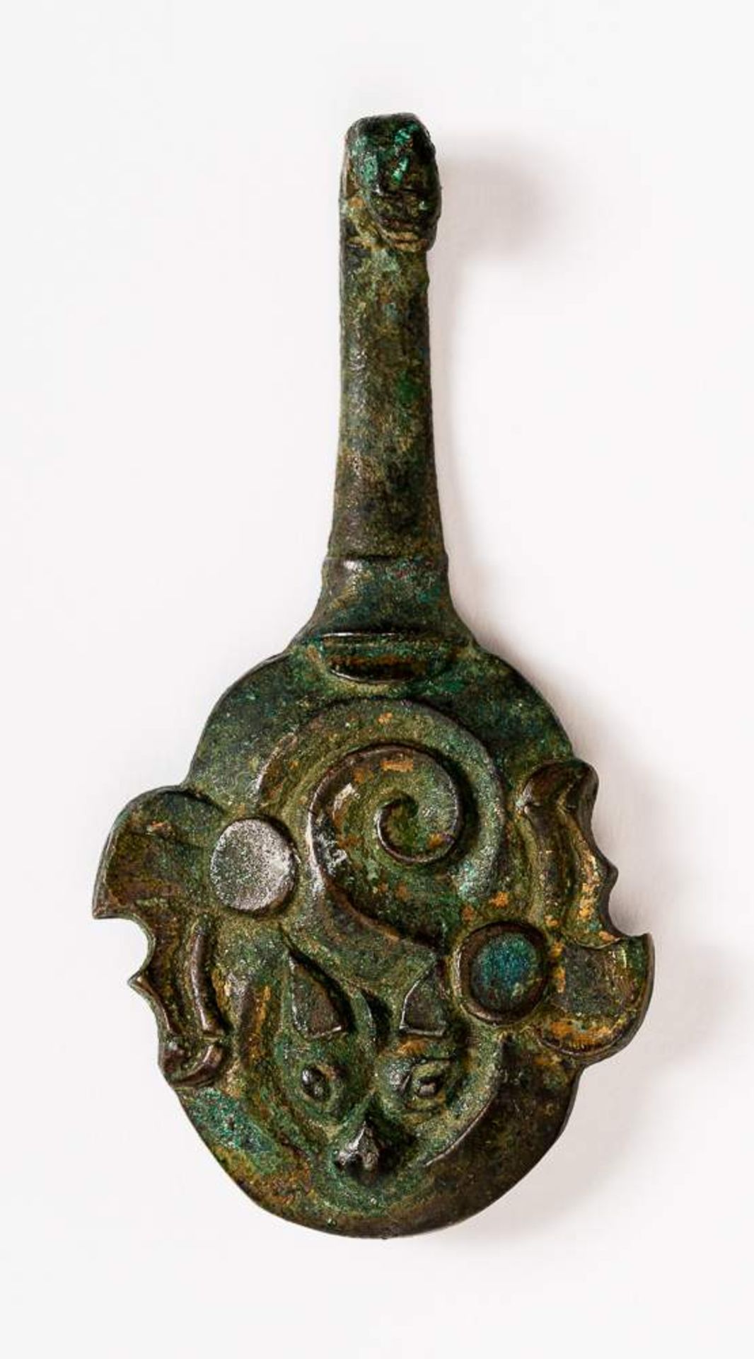 GÜRTELFIBEL MIT DRACHENKÖPFEN Bronze mit Vergoldung. China, späte Streitende Reiche bis Westliche - Image 2 of 3