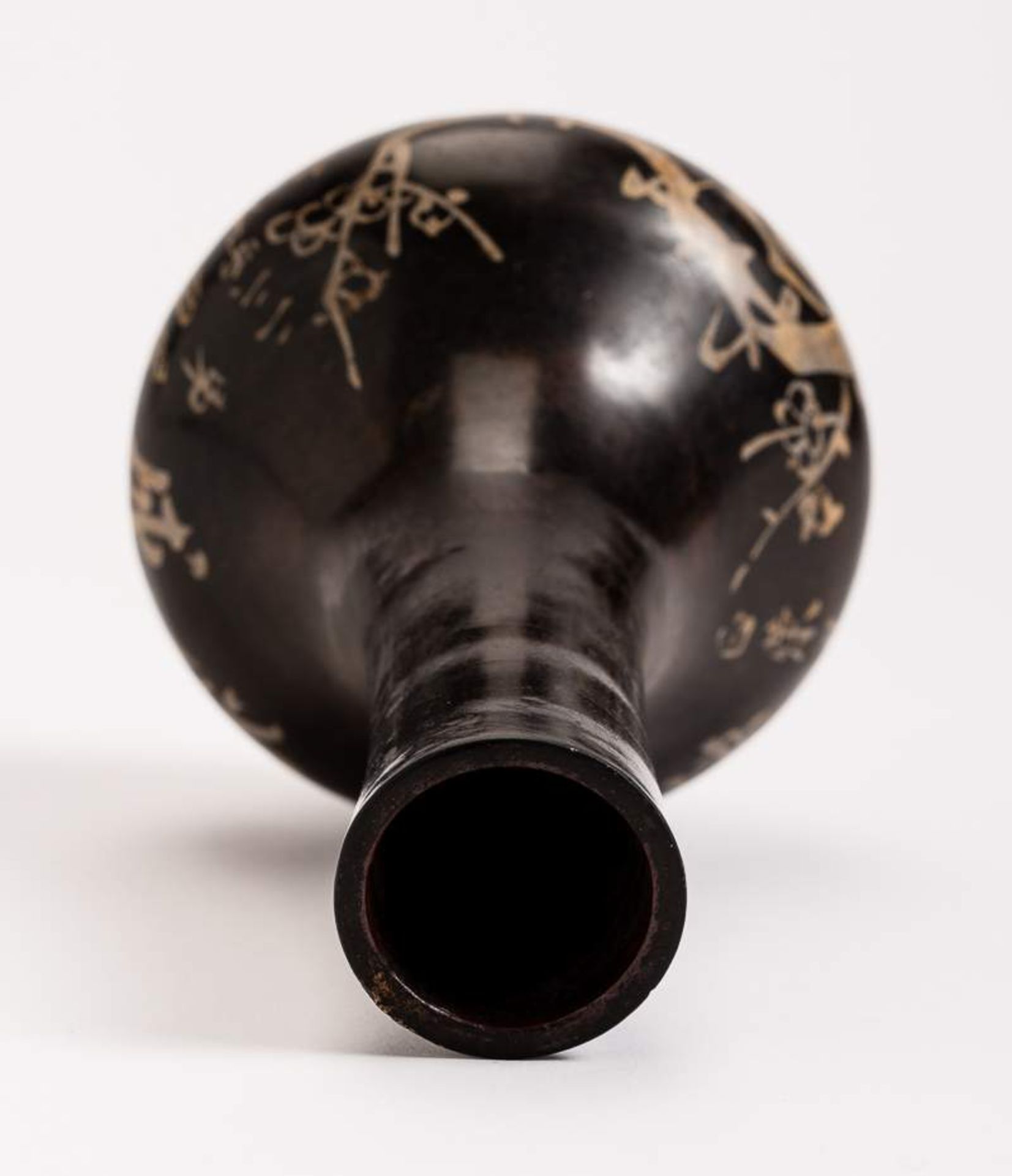 KLEINE VASE MIT BLÜTENZWEIG Keramik. China, Qing-Dynastie (1644 - 1911) Breit gedrückter Körper - Image 5 of 11