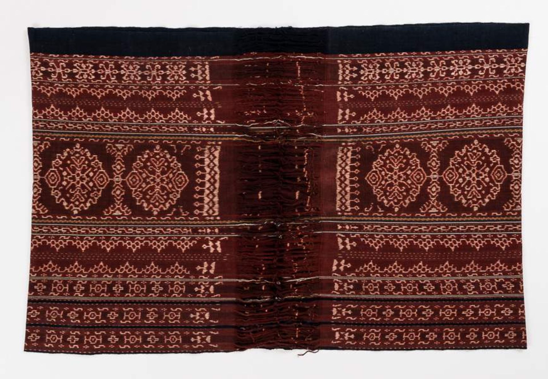 ANTIKER IKAT Baumwolle. Indonesien. 1. Hälfte 20. Jh. Länge 260 cm, Breite 90 cm Ikat ist - Image 3 of 3