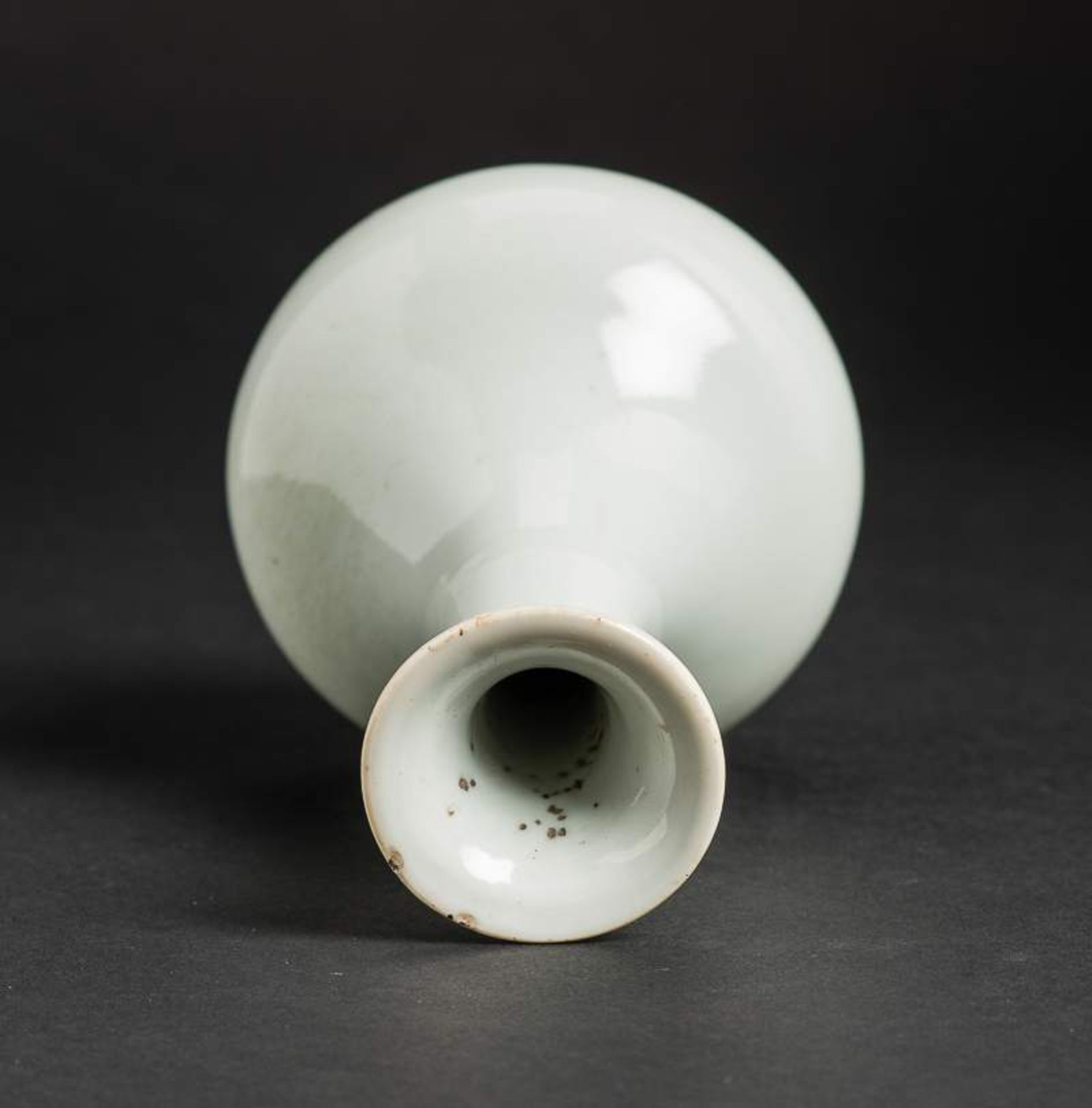 HELLBLAUE VASE Porzellan. China, späte Qing-Dynastie (1644-1911) Fein geförmte kleine Vase mit - Image 4 of 9
