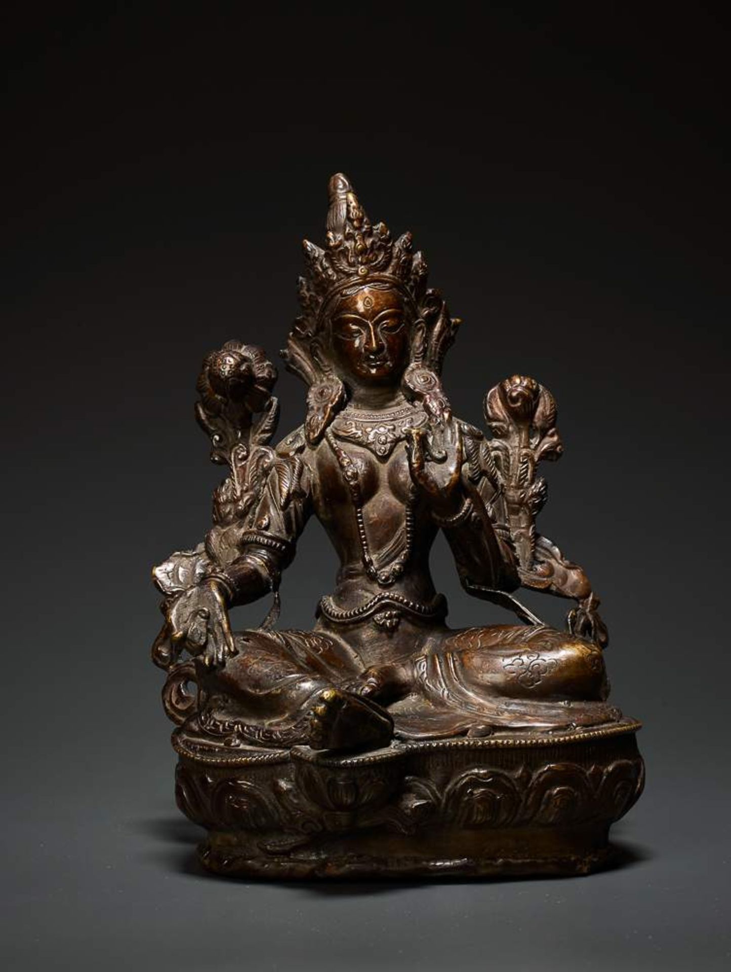 DIE SCHUTZGÖTTIN SYAMATARA Bronze. Nepal, vermutlich 18. Jh.  19. Jh. Der weibliche Bodhisattva