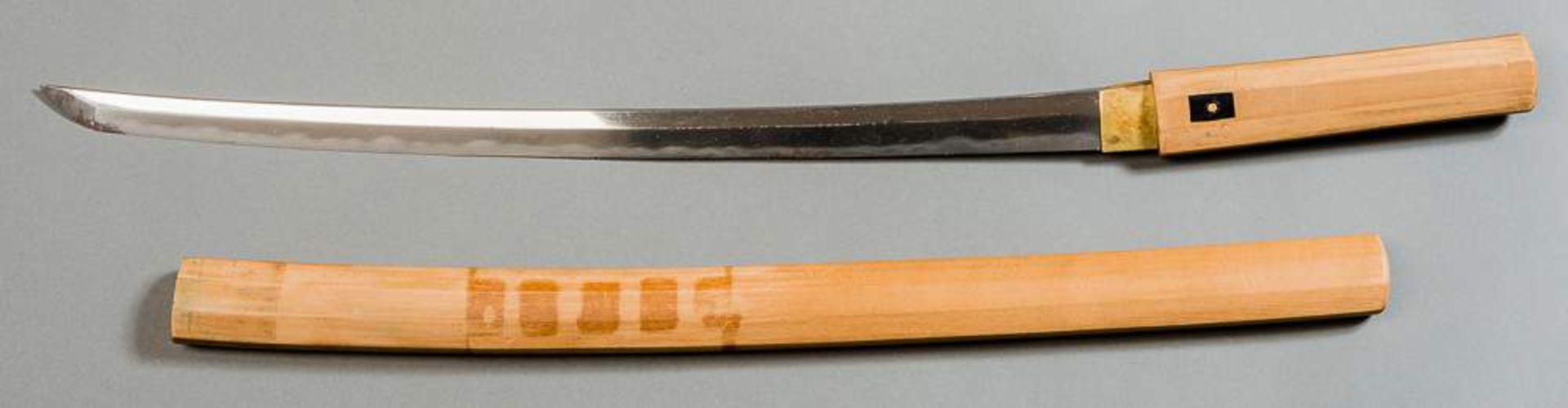 SCHWERT KATANA IN SHIRASAYA Japan, Shinto, ca. 16. Jh. Die Klinge hat einen Iorimune sowie - Image 3 of 9