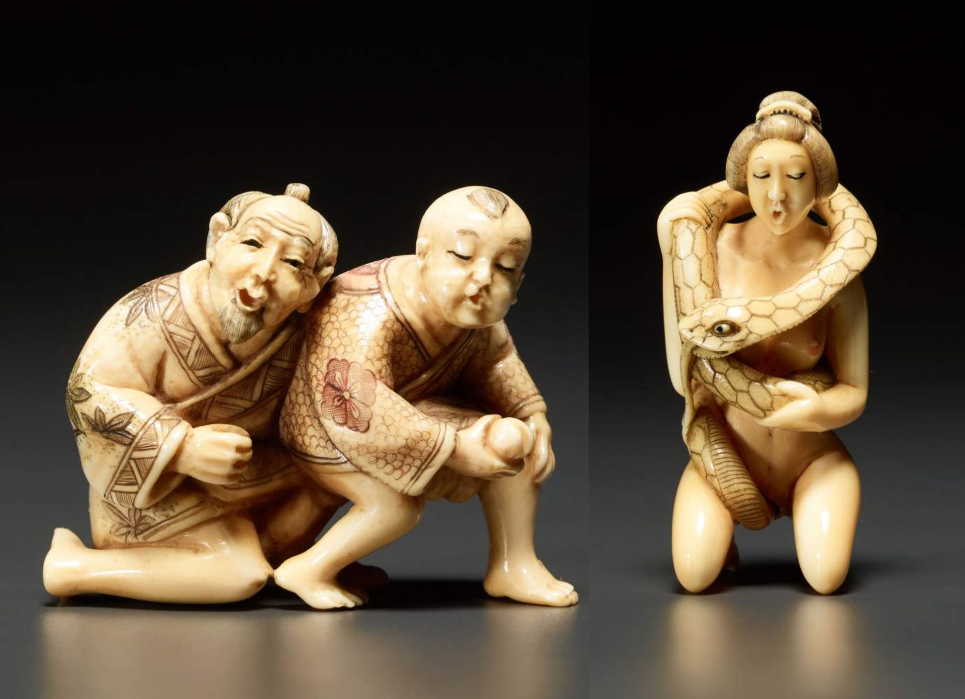 ZWEI EROTISCHE NETSUKE Elfenbein. Japan, 1. Hälfte 20. Jh. Höhe 5,5 cm und 3,7 cm Aus einer