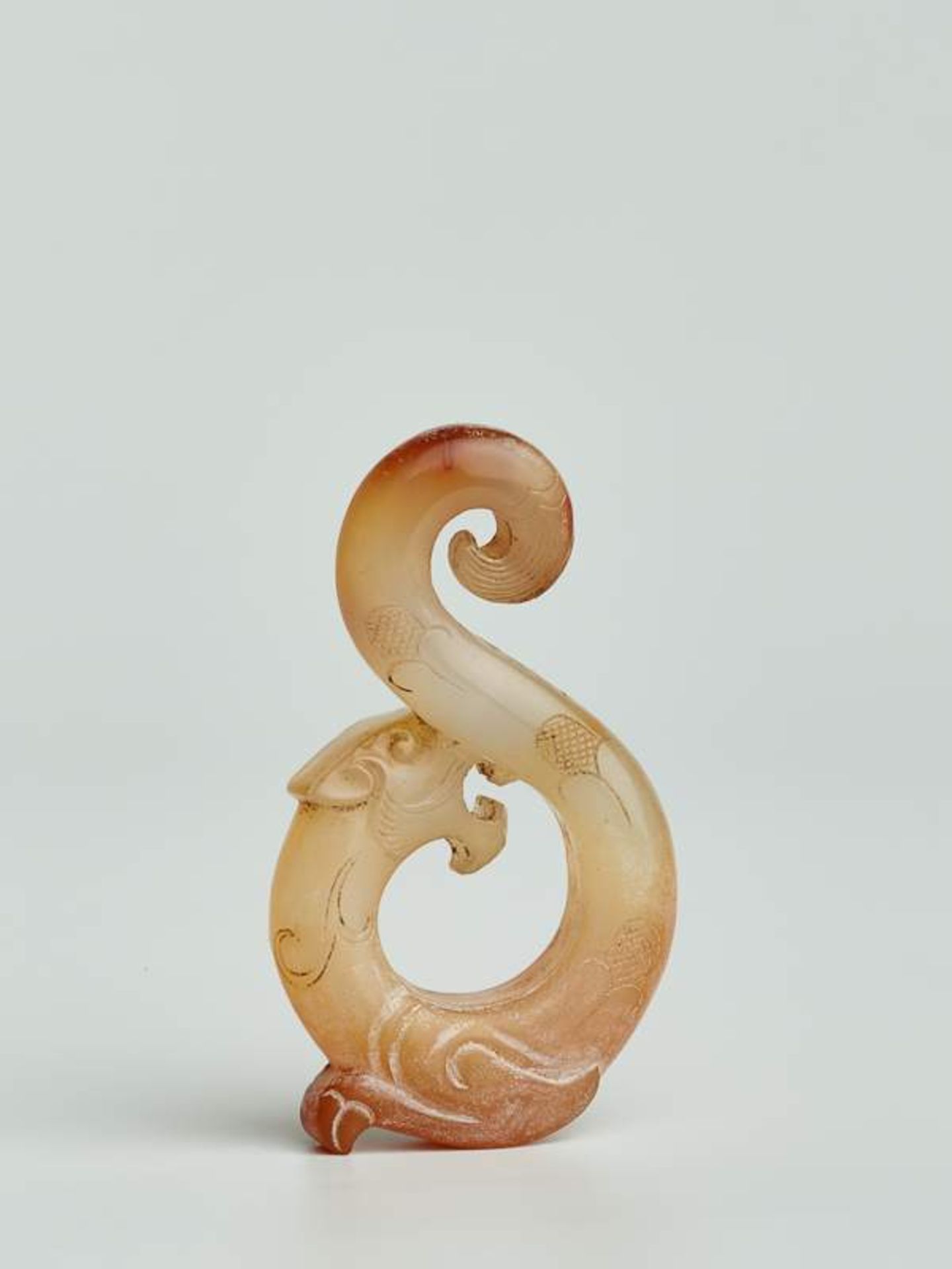 DRACHE ALS ZIERANHÄNGER Jade. China, im Stil der Shang-Zeit Elegant in S-Form gearbeitetes - Image 5 of 7