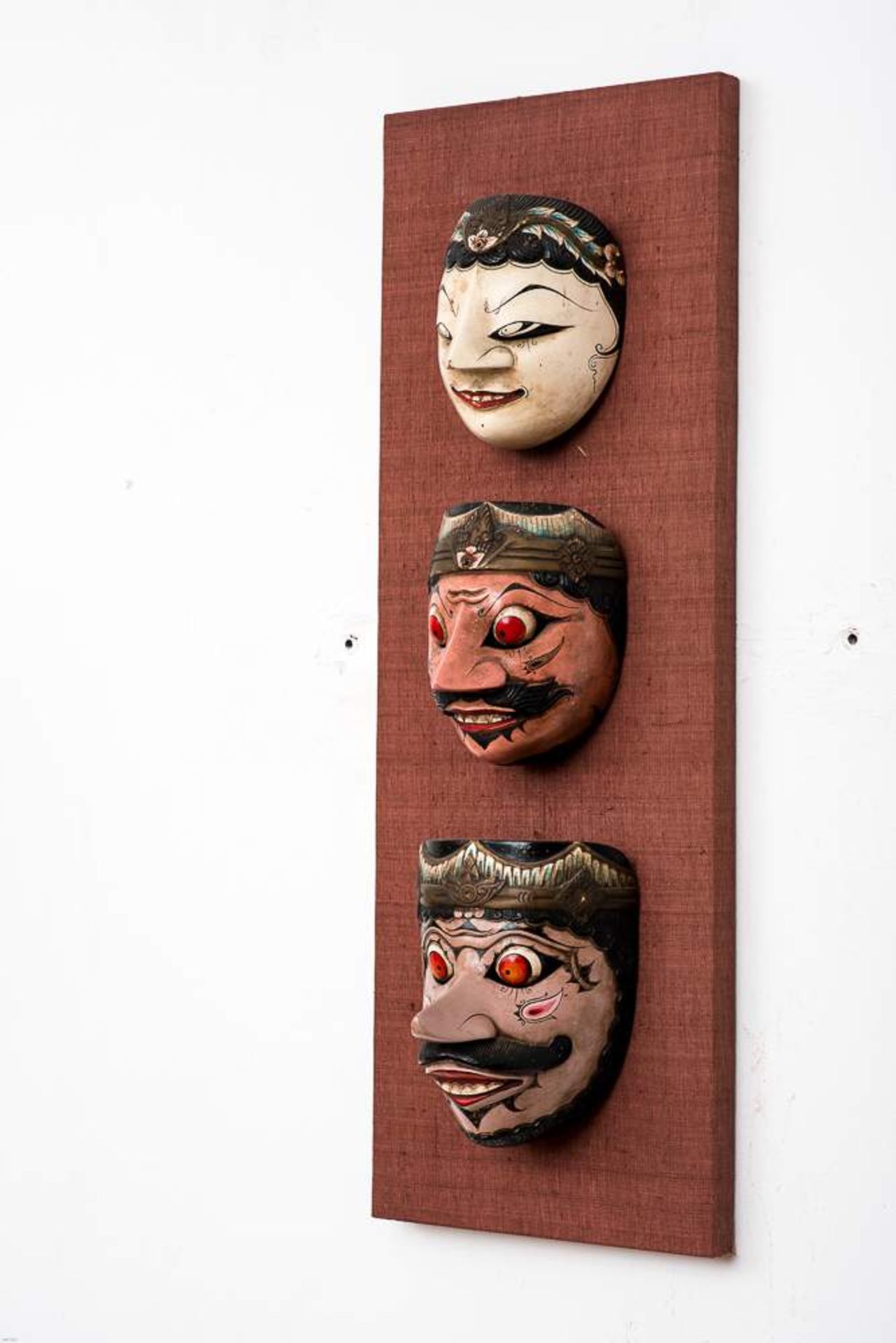 DREI INDONESISCHE MASKEN Holz mit Bemalung. Indonesien 20. Jh. Größte Maske Höhe 19 cm, Breite 13 - Image 2 of 5