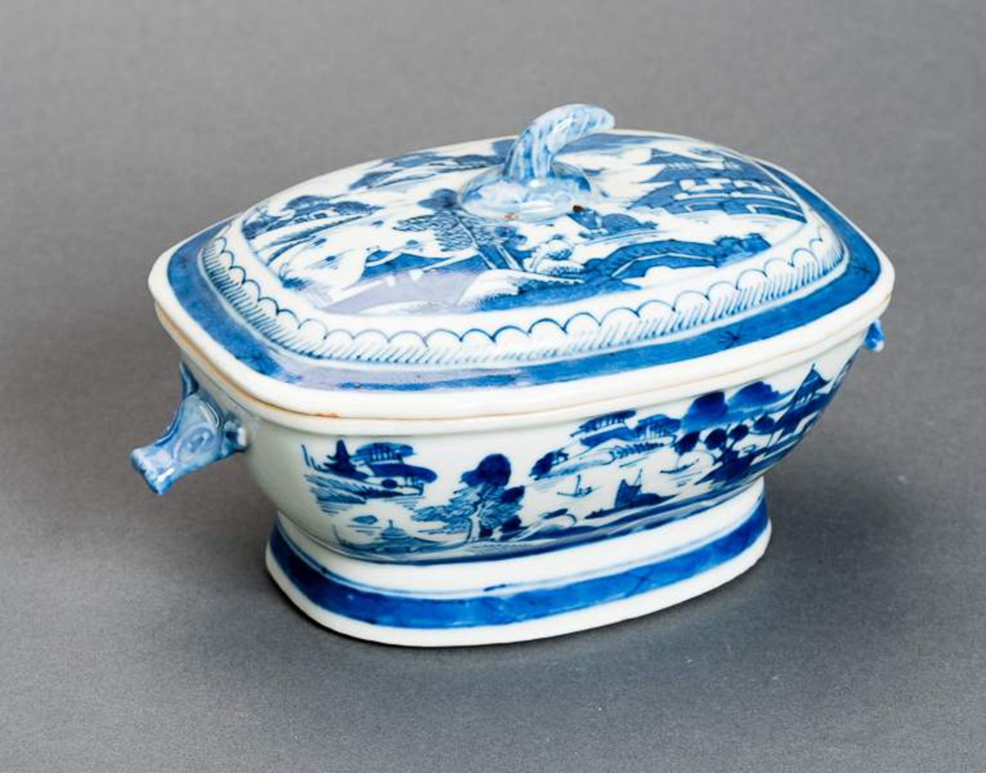 DECKELSCHALE Blauweiß-Porzellan. China, Qing-Dynastie, 19. Jh. Diese sehr ansprechende oval- - Image 7 of 11