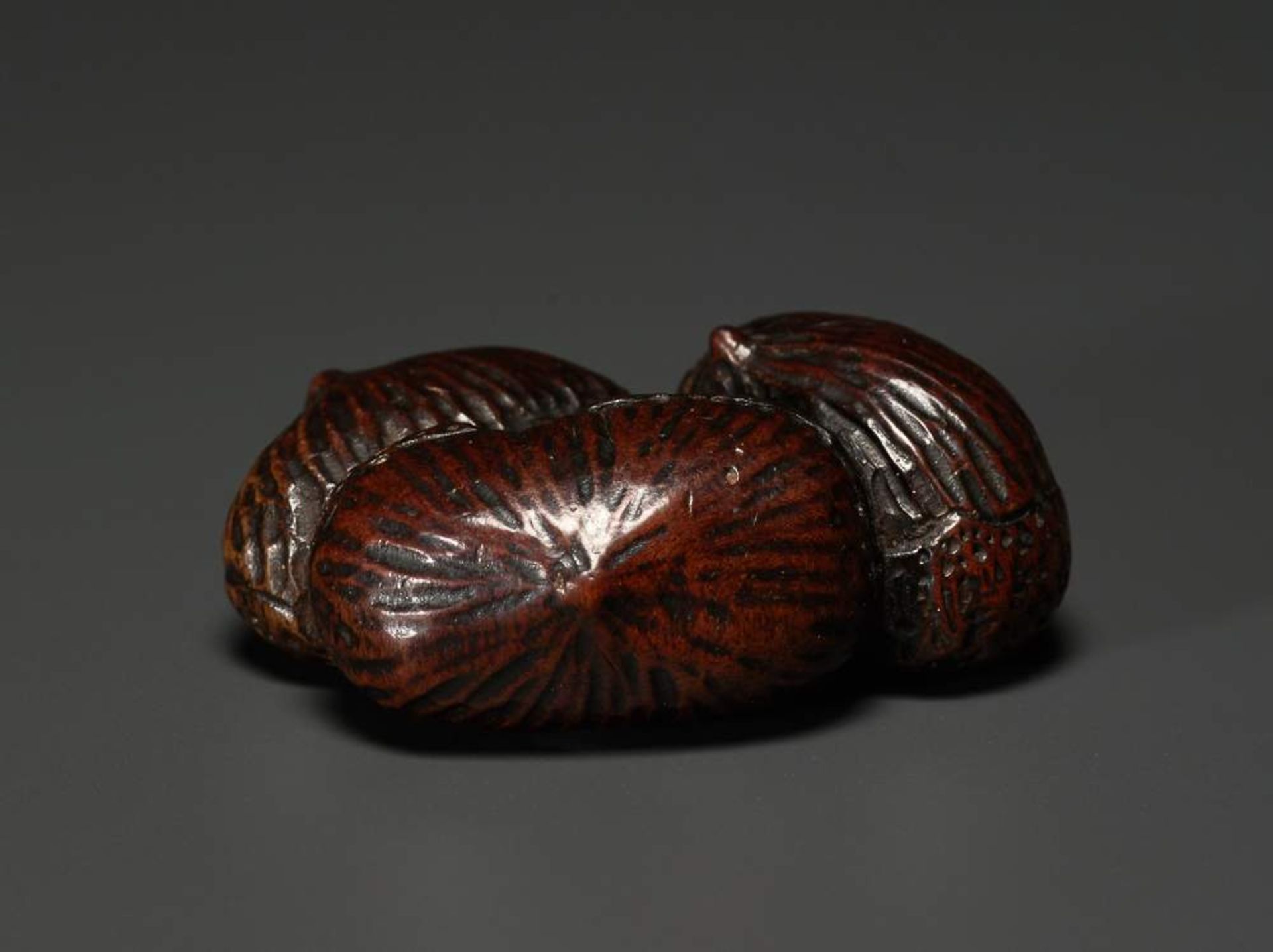 DREI KASTANIEN KURI Netsuke, Holz. Japan, 19. Jh. Diese Edelkastanien sind ein Sinnbild des - Image 3 of 9