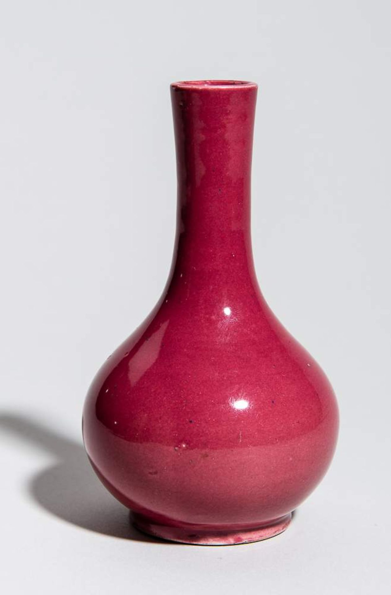 KLEINE VASE Glasiertes Steingut. China, Qing 19. Jh. bis Republik Besonders schöne rosafarbene