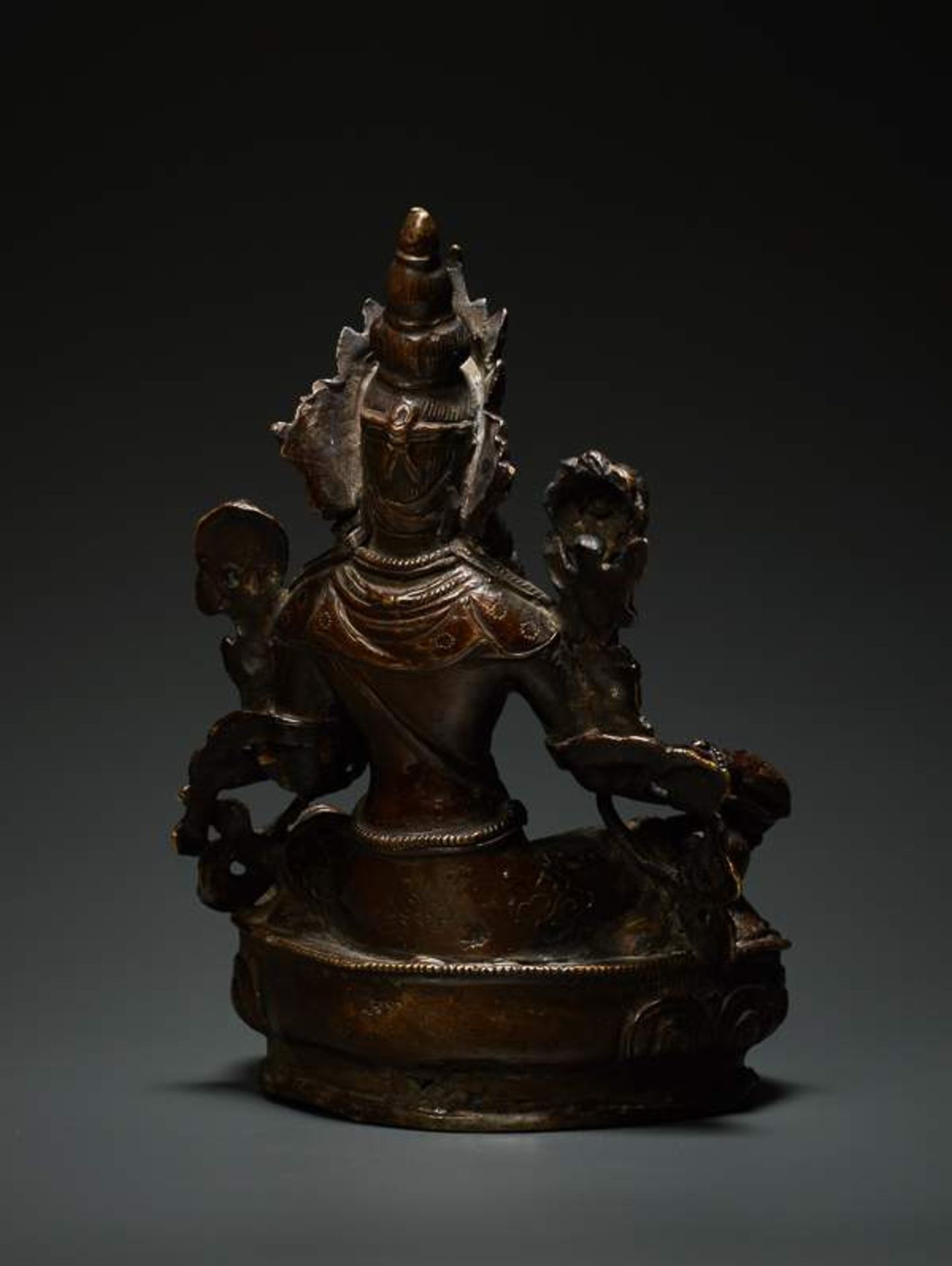 DIE SCHUTZGÖTTIN SYAMATARA Bronze. Nepal, vermutlich 18. Jh.  19. Jh. Der weibliche Bodhisattva - Image 10 of 11