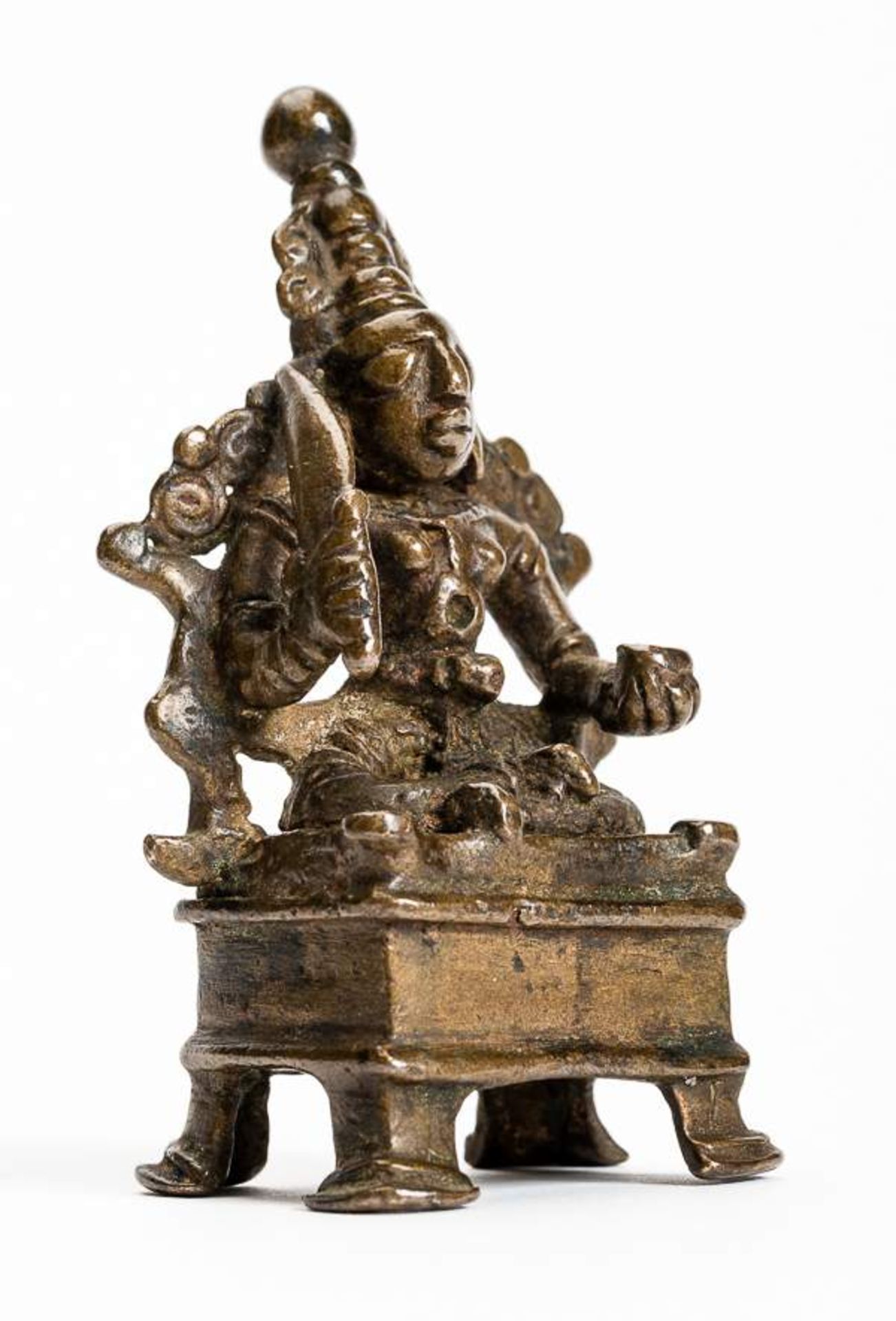 DIE GÖTTIN KALI Bronze. Volkskunst Indien, Bengalen, ca. 18. Jh. Auf einem rechteckigen Sockel mit - Image 10 of 11