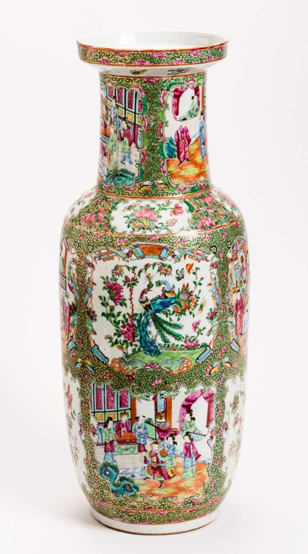 HOHE VASE MIT FIGURALEN SZENEN UND BLÜTEN Famille Rose-Porzellan mit Emailfarben und Gold. China, - Image 8 of 13