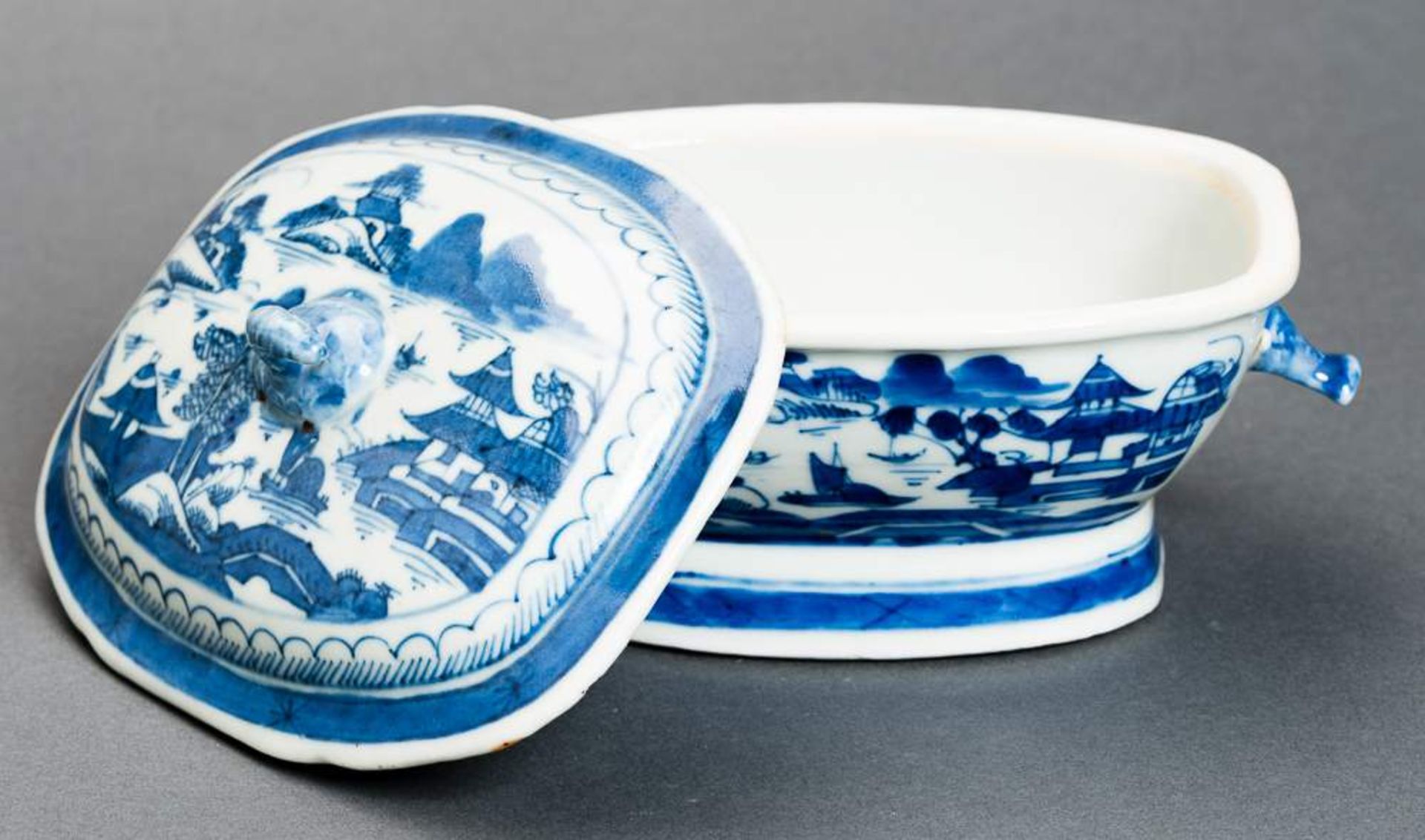 DECKELSCHALE Blauweiß-Porzellan. China, Qing-Dynastie, 19. Jh. Diese sehr ansprechende oval- - Image 11 of 11