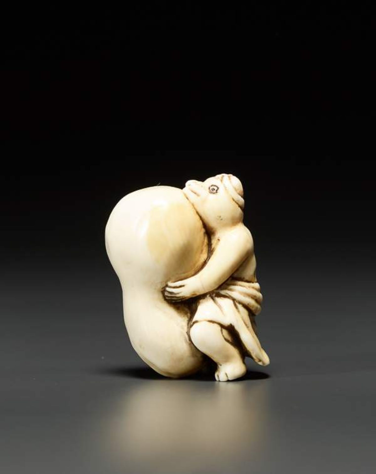 ZWEI NETSUKE Elfenbein. Japan, 1. Hälfte 20. Jh. Höhe 4,3 cm und 3,9 cm Hockendes Männchen - Image 3 of 3