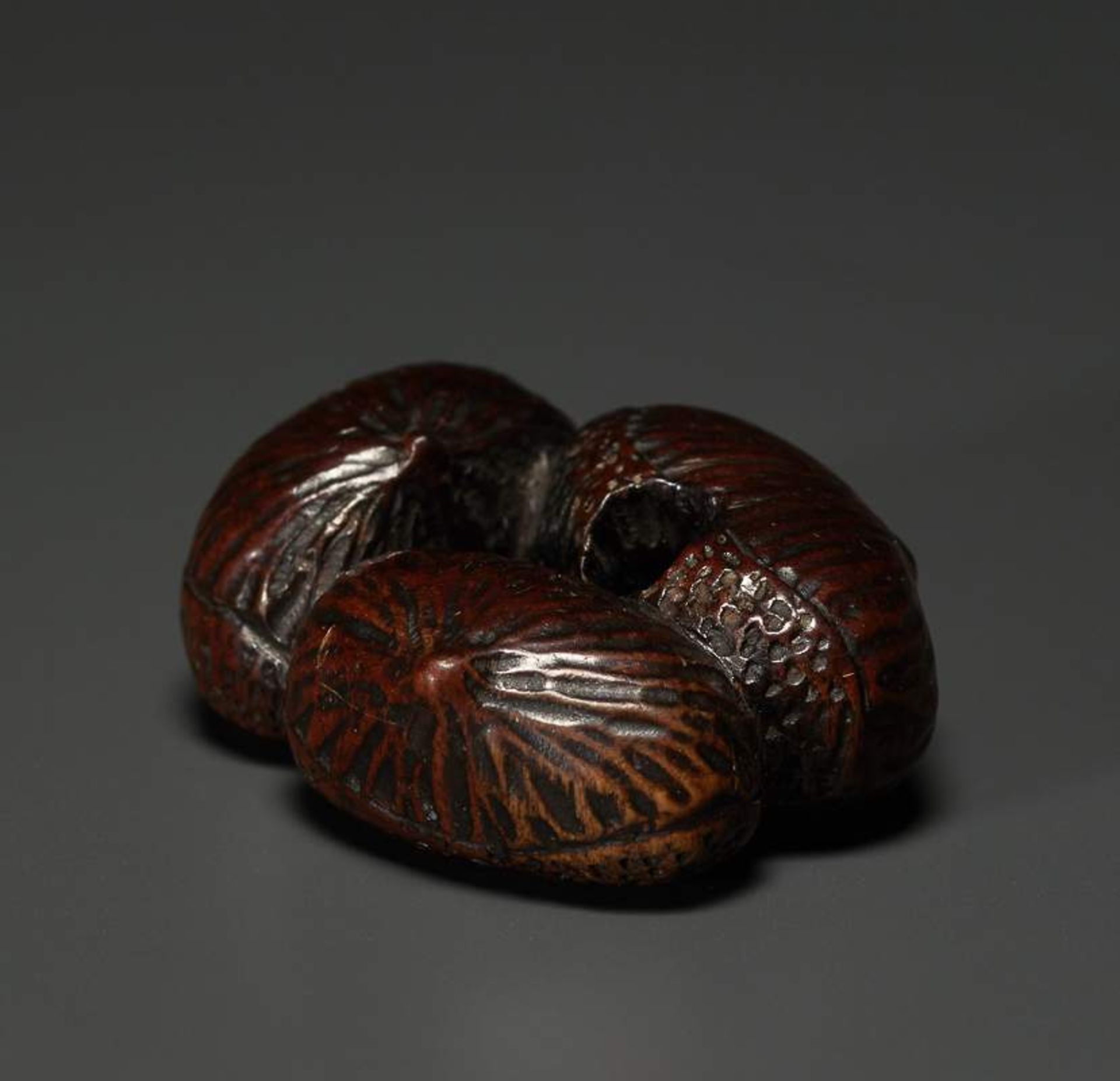 DREI KASTANIEN KURI Netsuke, Holz. Japan, 19. Jh. Diese Edelkastanien sind ein Sinnbild des - Image 4 of 9