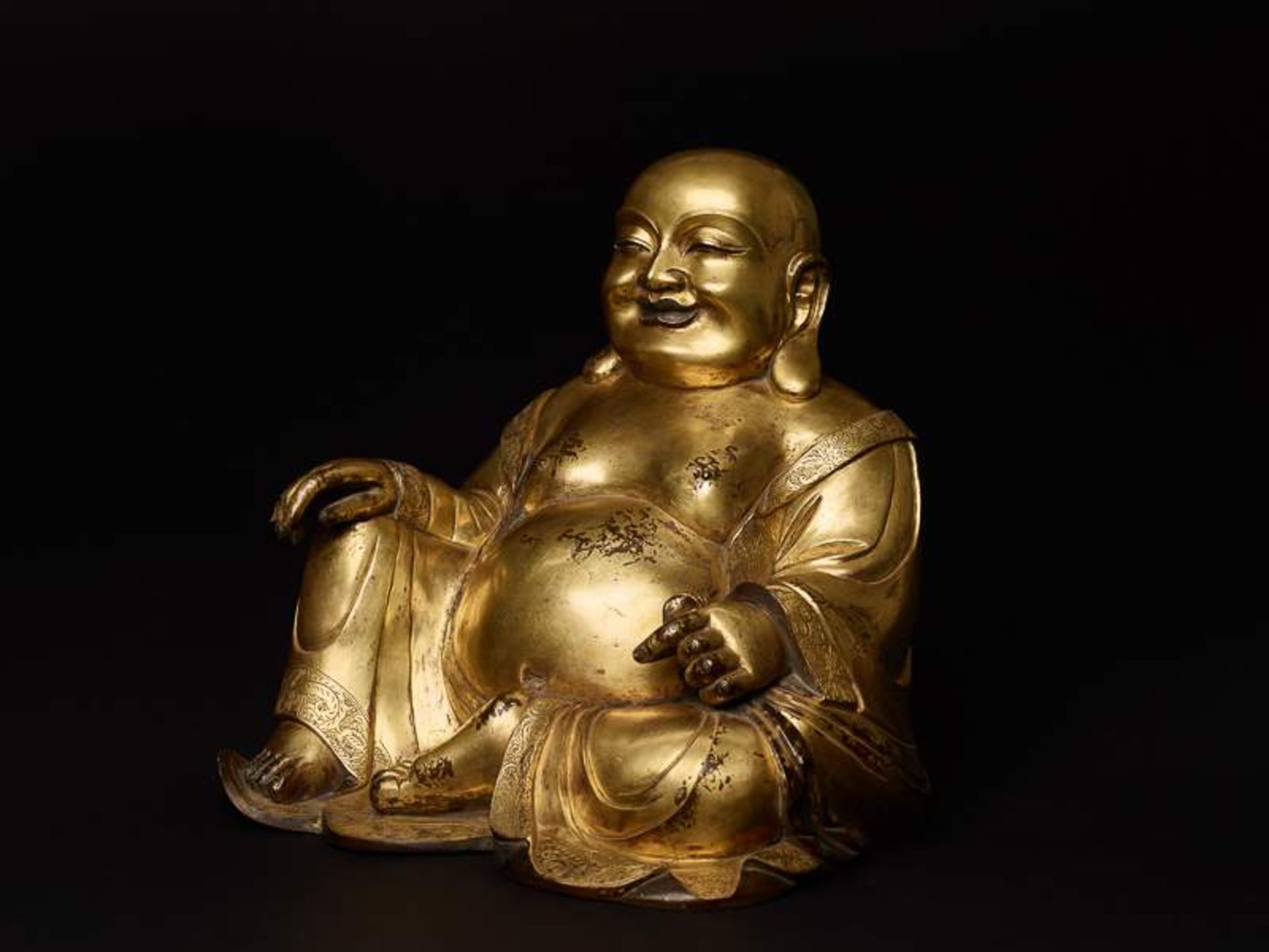 DIE GLÜCKSGOTTHEIT BUDAI Feuervergoldete Bronze. China, vermutlich späte Qing-Dynastie, 19. Jh. - Image 7 of 11