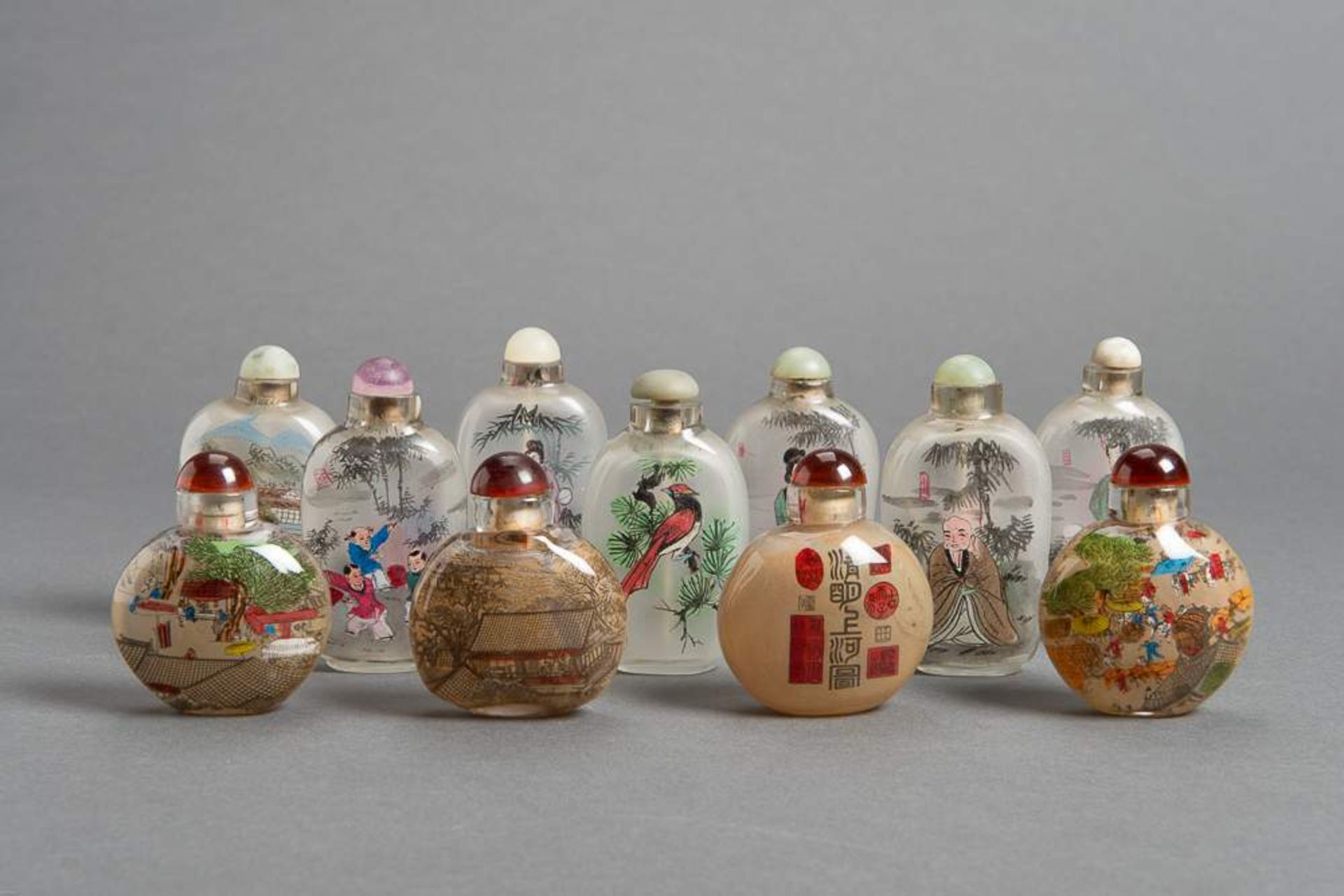 EINE SAMMLUNG ELF GLAS-SNUFFBOTTLES Innenglasmalerei. China 1. Hälfte 20. Jh. Höhe 6 cm bis 7,5