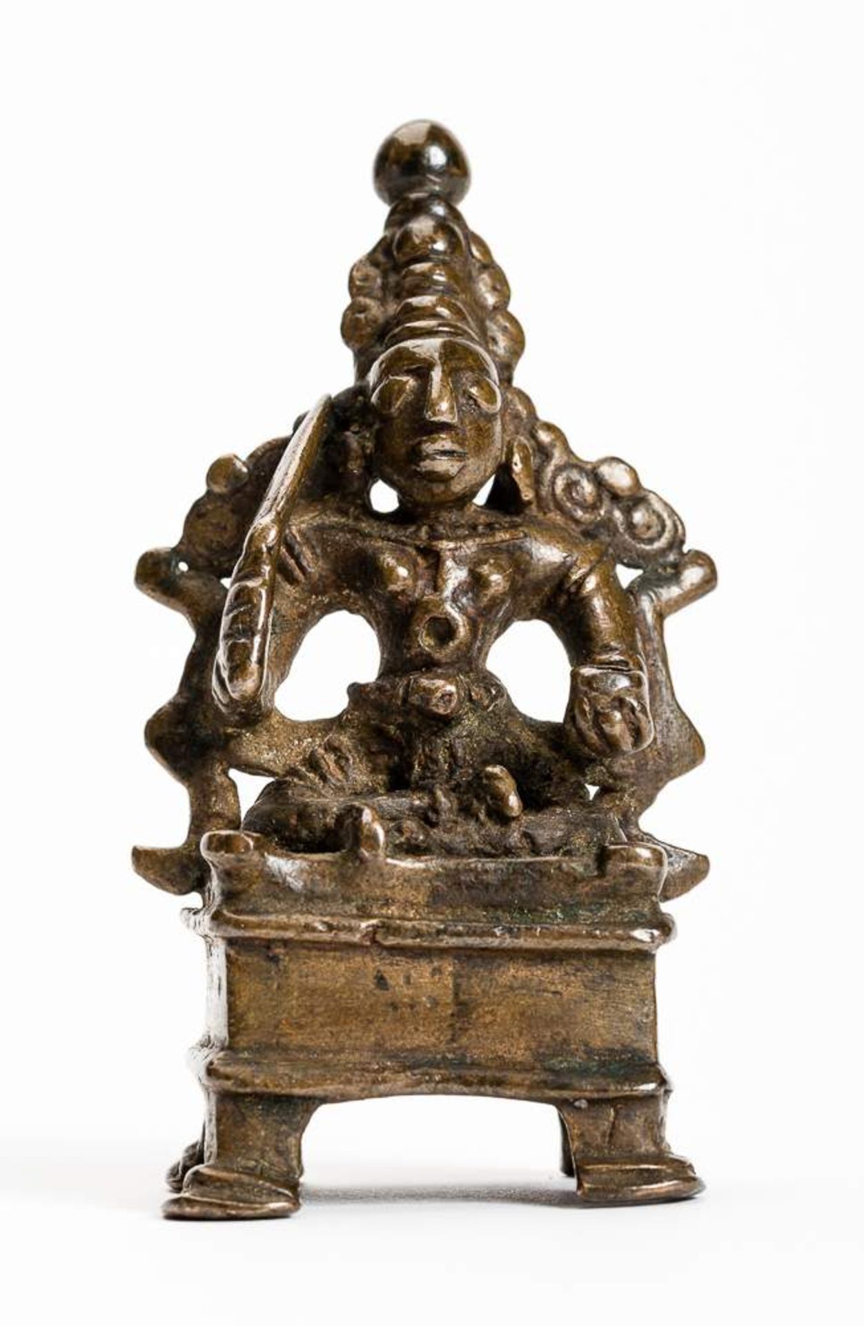 DIE GÖTTIN KALI Bronze. Volkskunst Indien, Bengalen, ca. 18. Jh. Auf einem rechteckigen Sockel mit