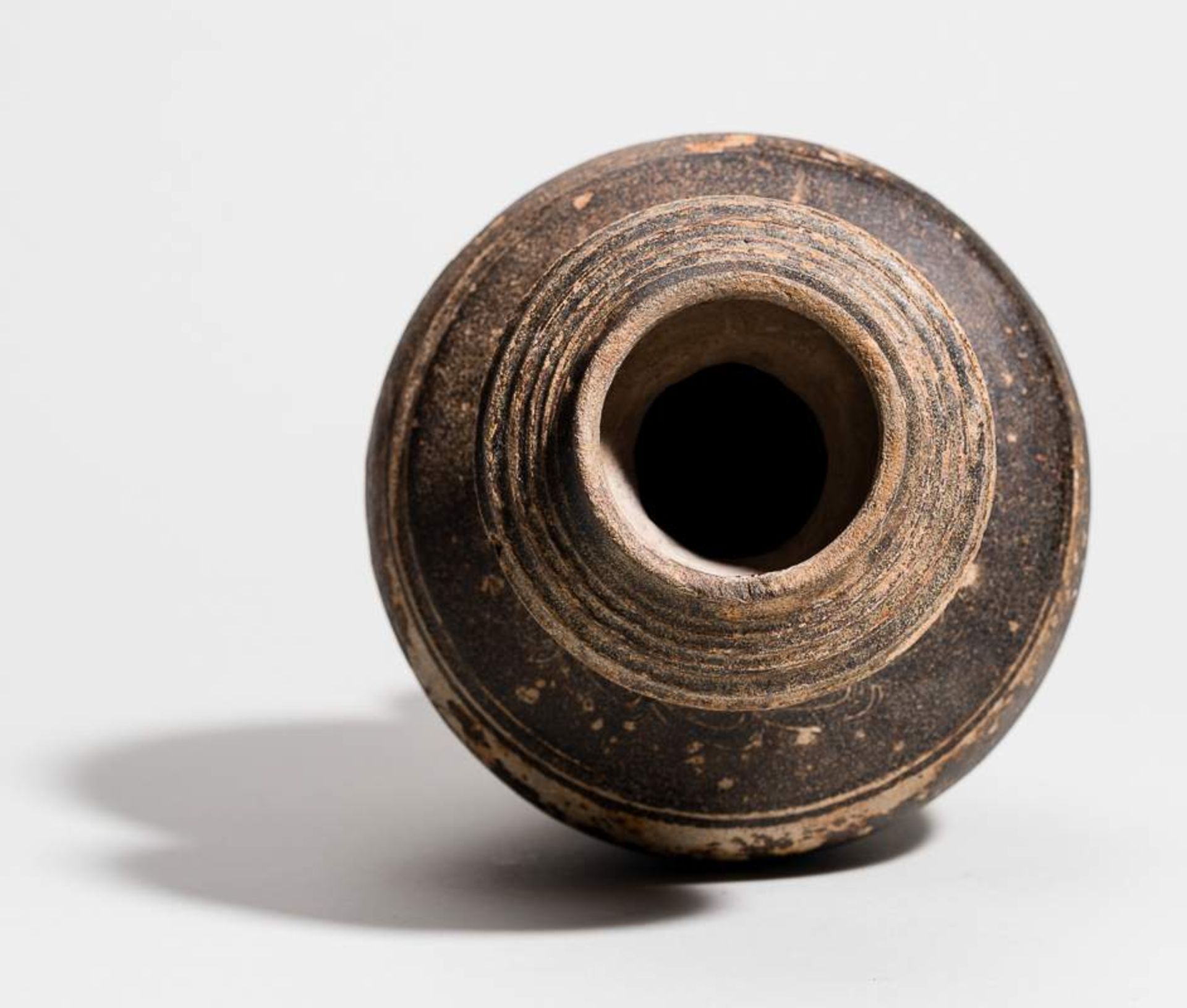VASENFÖRMIGES GEFÄSS Keramik. Kambodscha, Altes Königreich Khmer, 11. bis 12. Jh. Seltener Typus, - Image 5 of 11