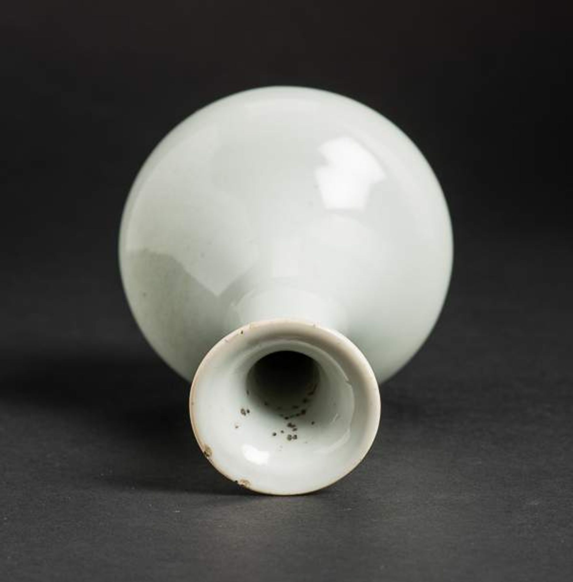 HELLBLAUE VASE Porzellan. China, späte Qing-Dynastie (1644-1911) Fein geförmte kleine Vase mit - Image 8 of 9