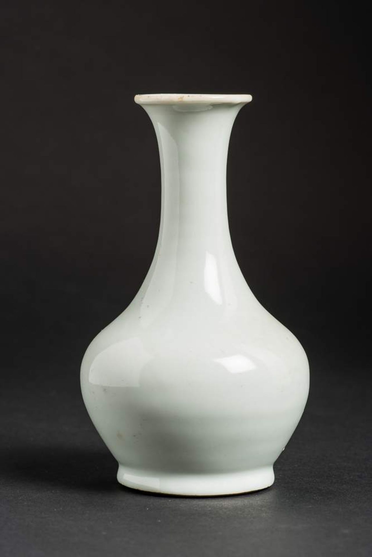 HELLBLAUE VASE Porzellan. China, späte Qing-Dynastie (1644-1911) Fein geförmte kleine Vase mit