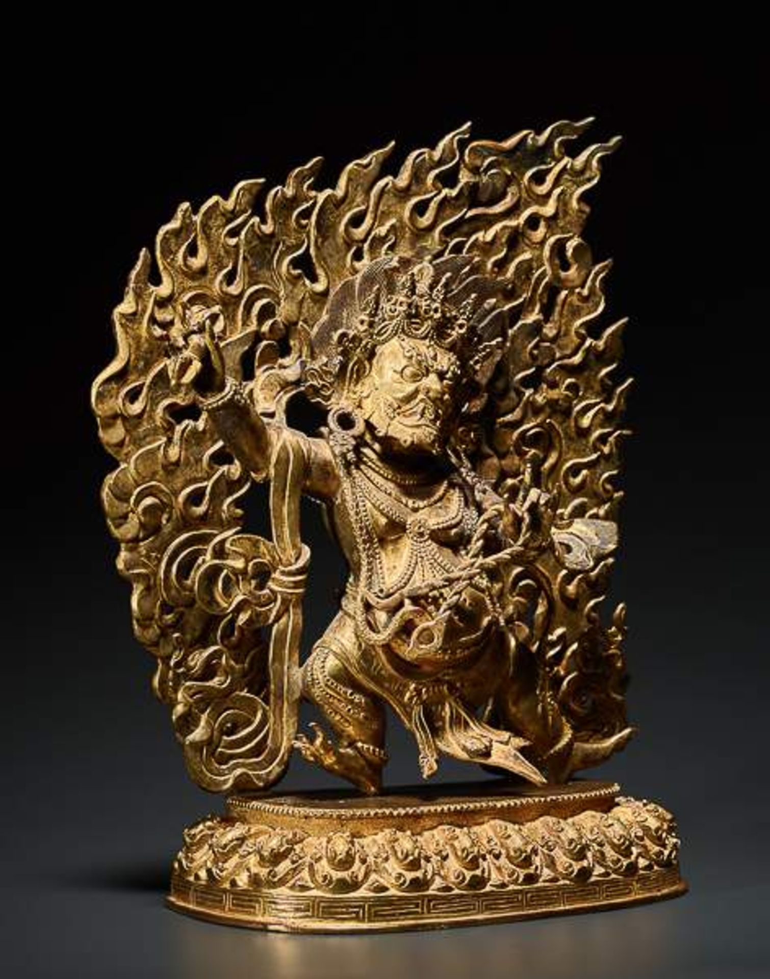 DER DHARMAPALA VAJRAPANI Feuervergoldete Bronze. Tibet, 20. Jh. Vajrapani, sonst ein Bodhisattva, - Image 3 of 11