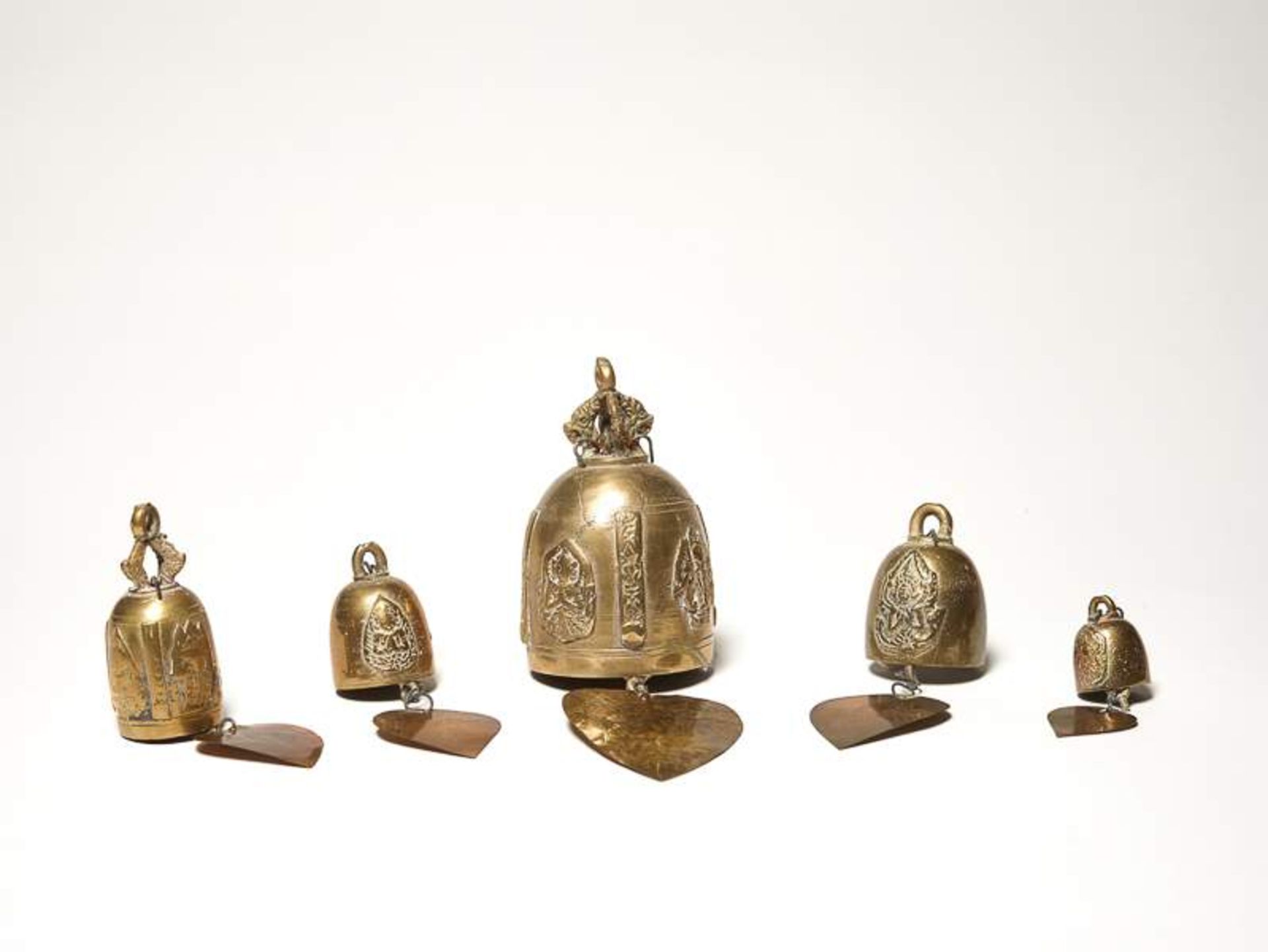 EINE SAMMLUNG GLOCKEN, GLOCKENGEHÄNGE UND EIN SCHLOSS Messing, Bronze. Asien 19.  20. Jh. Größen - Image 7 of 9