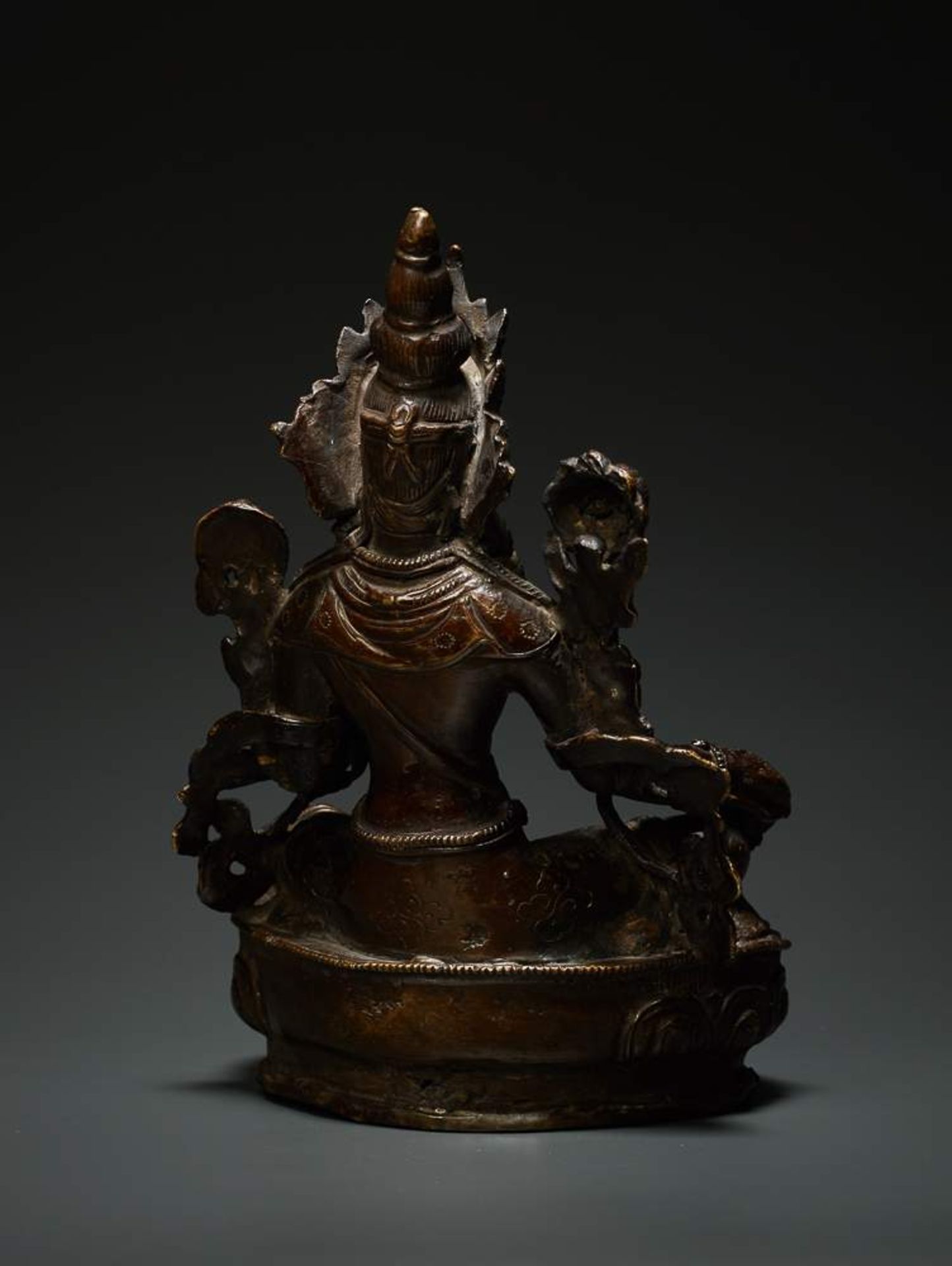 DIE SCHUTZGÖTTIN SYAMATARA Bronze. Nepal, vermutlich 18. Jh.  19. Jh. Der weibliche Bodhisattva - Image 5 of 11