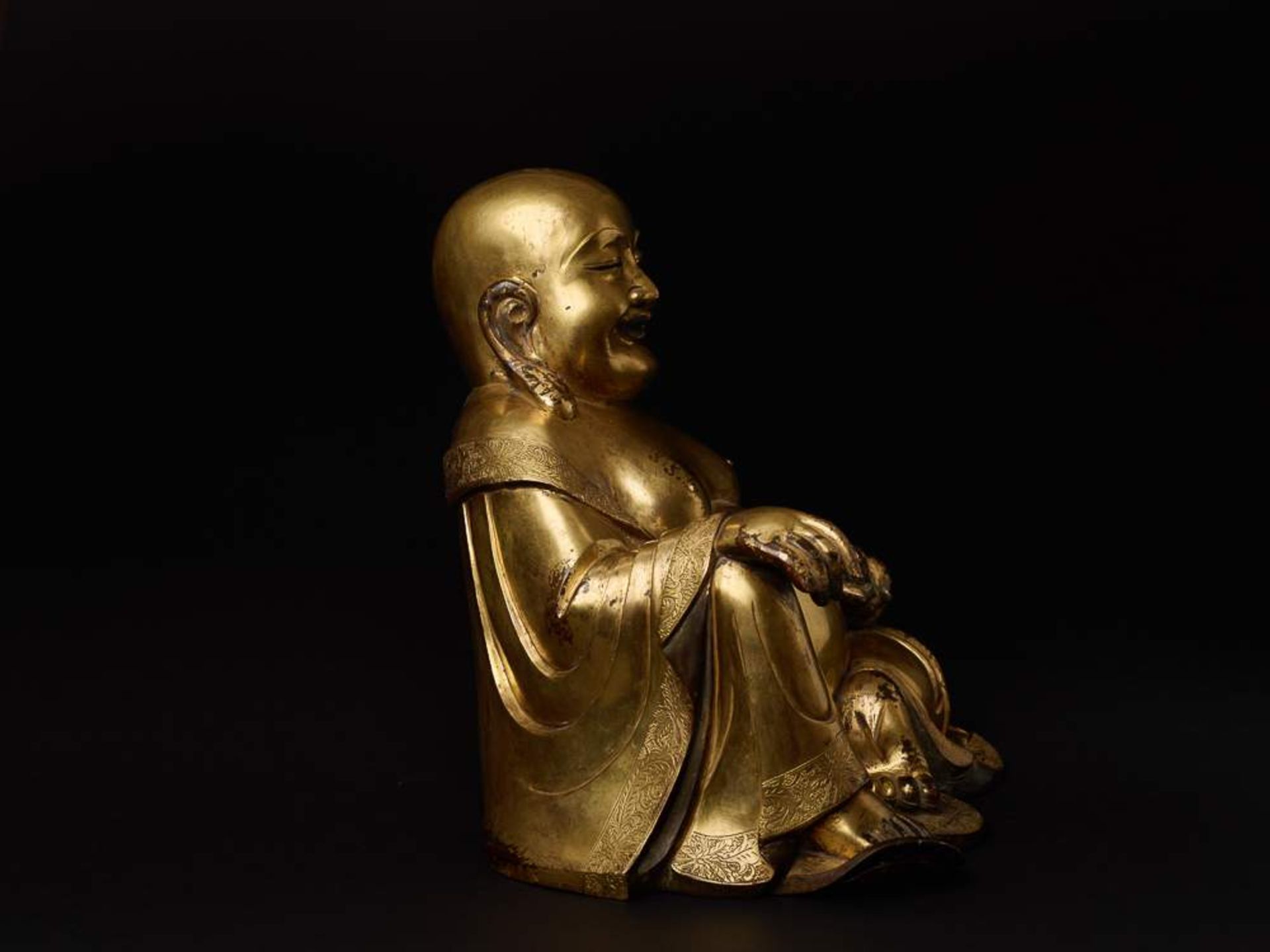 DIE GLÜCKSGOTTHEIT BUDAI Feuervergoldete Bronze. China, vermutlich späte Qing-Dynastie, 19. Jh. - Image 4 of 11