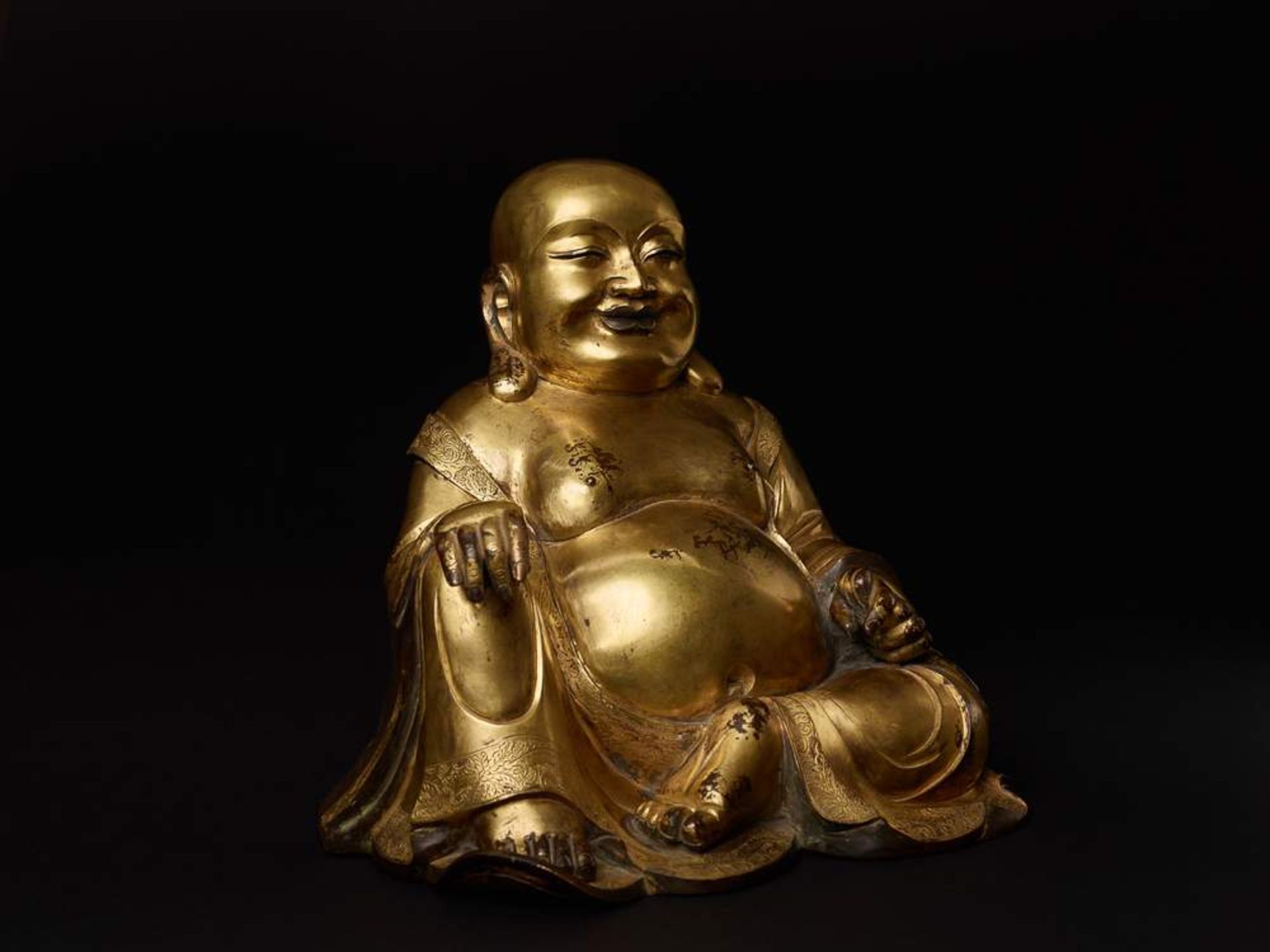 DIE GLÜCKSGOTTHEIT BUDAI Feuervergoldete Bronze. China, vermutlich späte Qing-Dynastie, 19. Jh. - Image 3 of 11