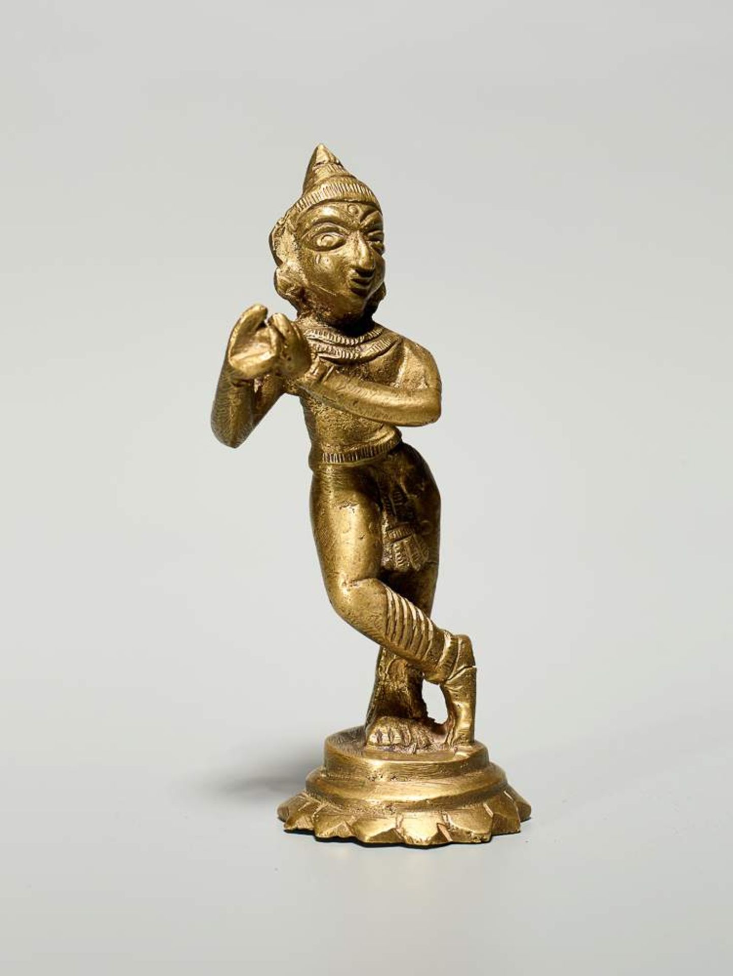 AUF FLÖTE SPIELENDER KRISHNA Bronze. Volkskunst Indien, Kashmir, ca. 19. Jh. Krishna, Inkarnation - Image 2 of 11