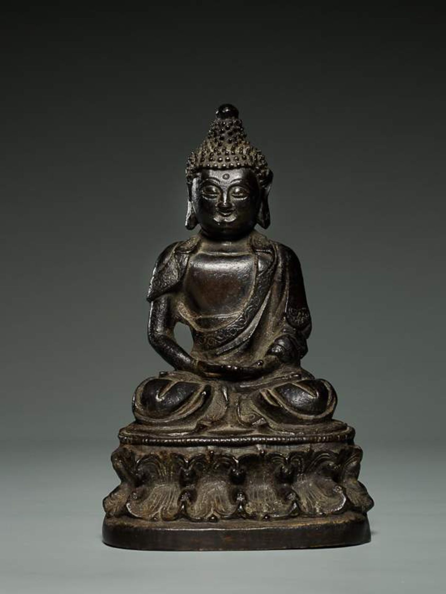 BUDDHA SHAKYAMUNI Bronze. China, Qing, ca. 18. Jh. Shakyamuni, in China Shijiamouni genannt, sitzt - Image 7 of 11