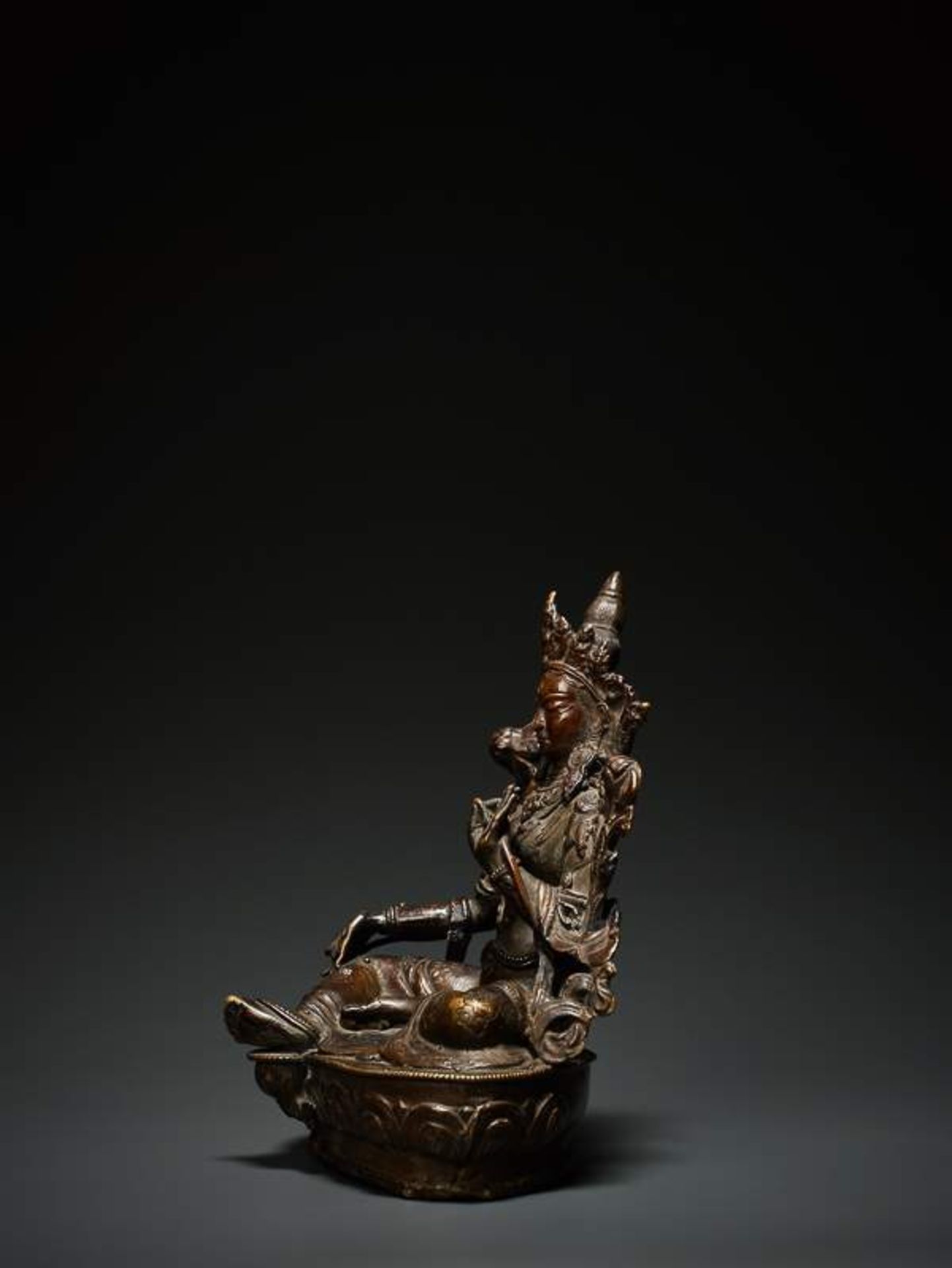 DIE SCHUTZGÖTTIN SYAMATARA Bronze. Nepal, vermutlich 18. Jh.  19. Jh. Der weibliche Bodhisattva - Image 9 of 11