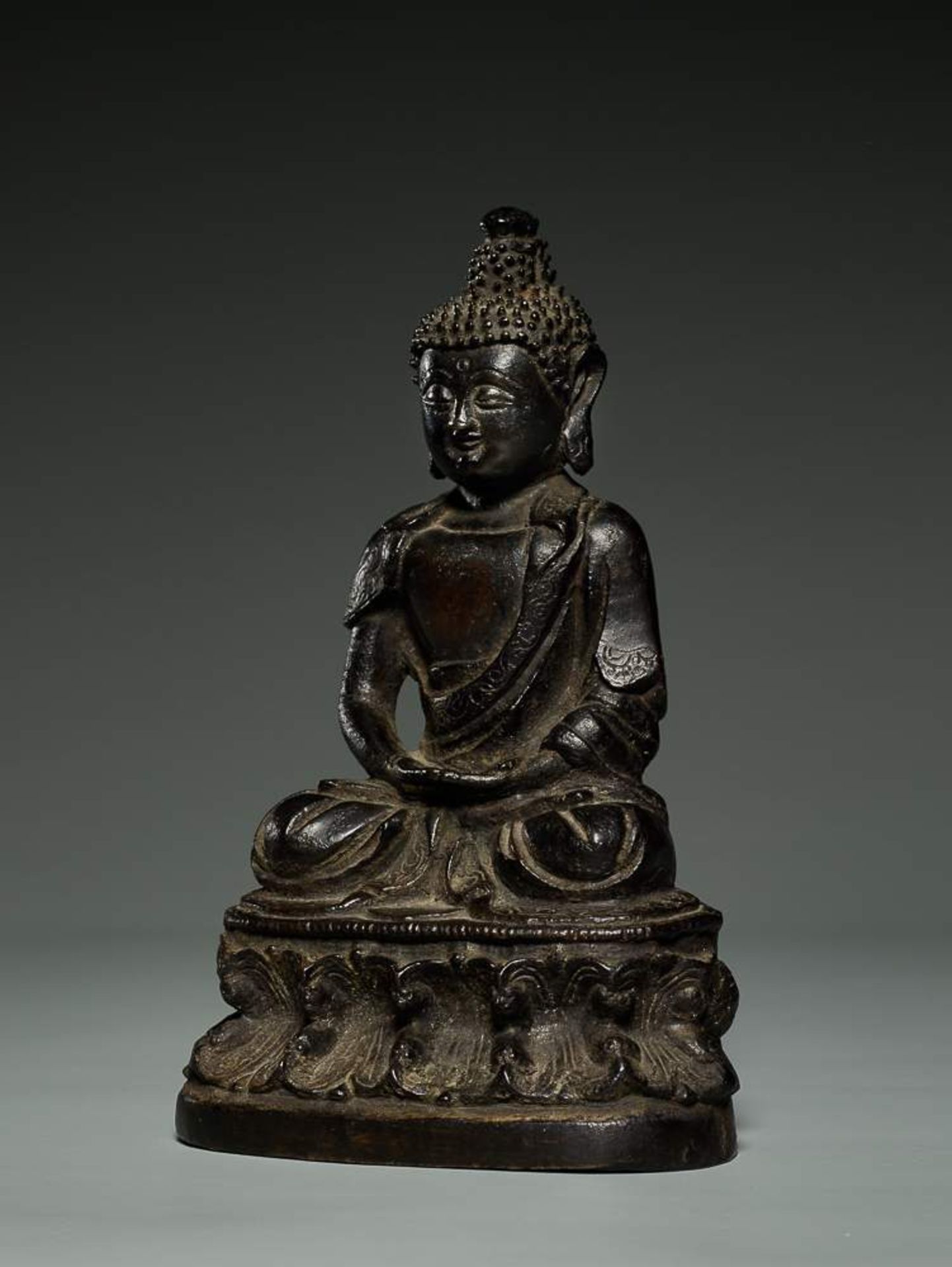 BUDDHA SHAKYAMUNI Bronze. China, Qing, ca. 18. Jh. Shakyamuni, in China Shijiamouni genannt, sitzt