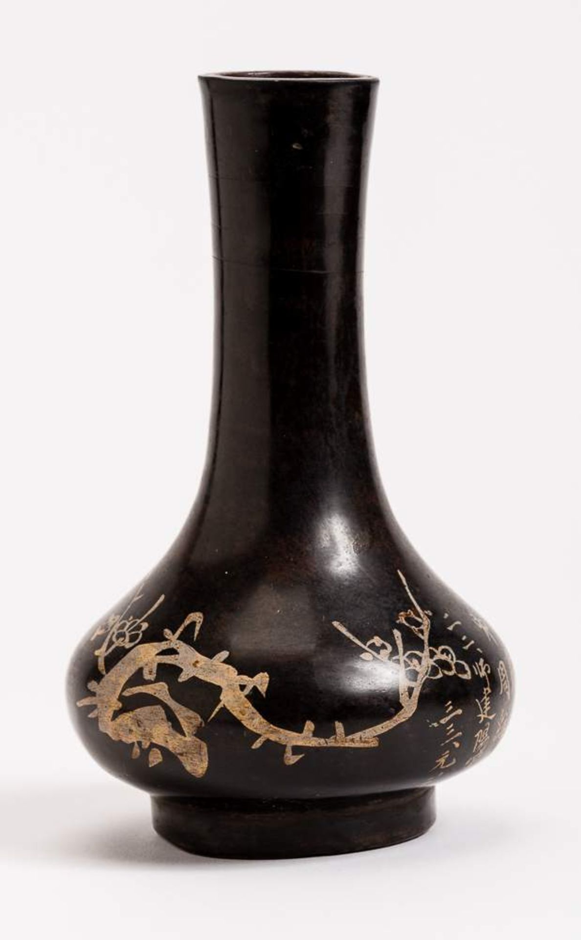 KLEINE VASE MIT BLÜTENZWEIG Keramik. China, Qing-Dynastie (1644 - 1911) Breit gedrückter Körper