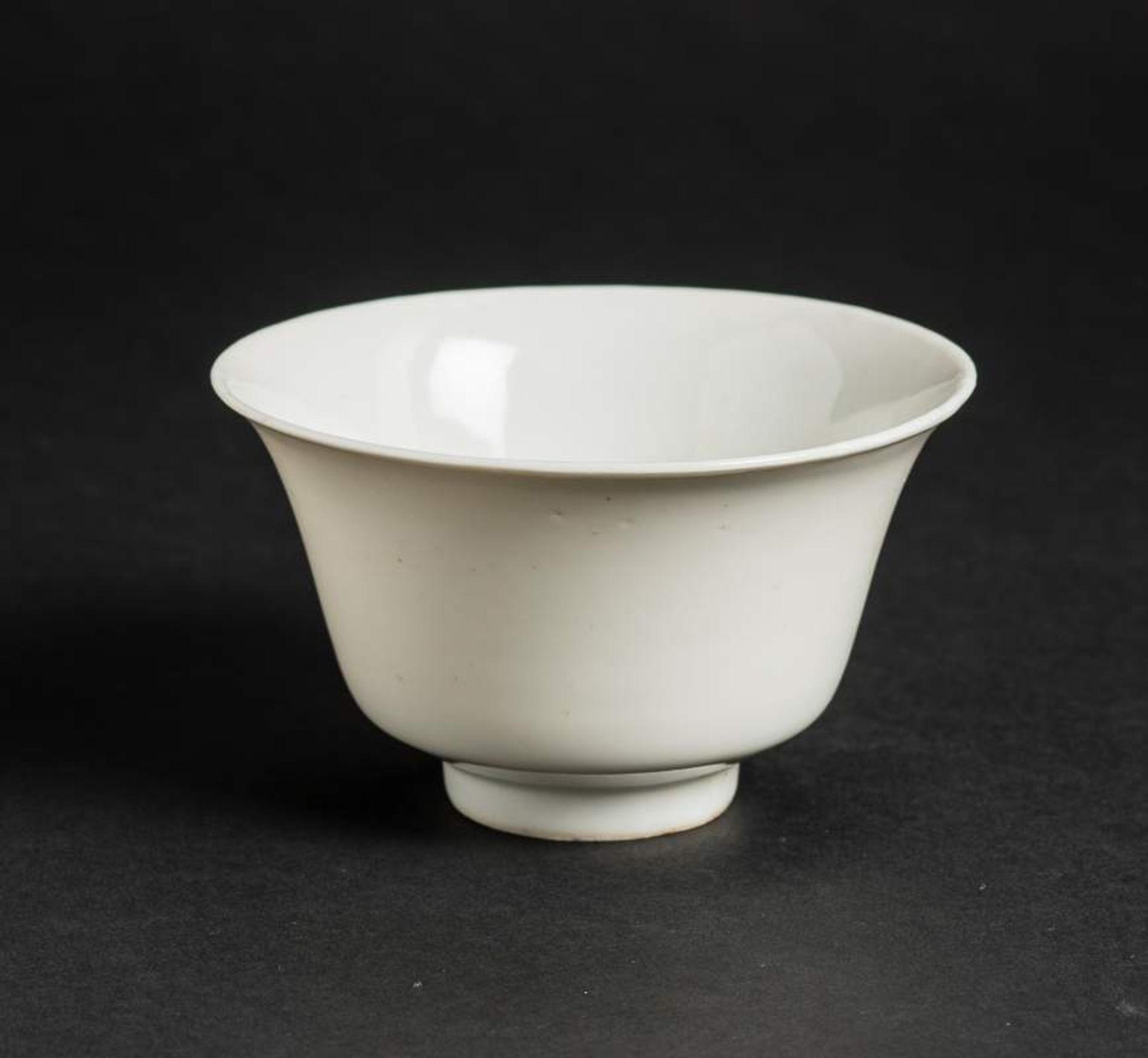 BECHER Blanc de Chine-Porzellan. China, späte Qing-Dynastie (1644-1911) Feine, betont
