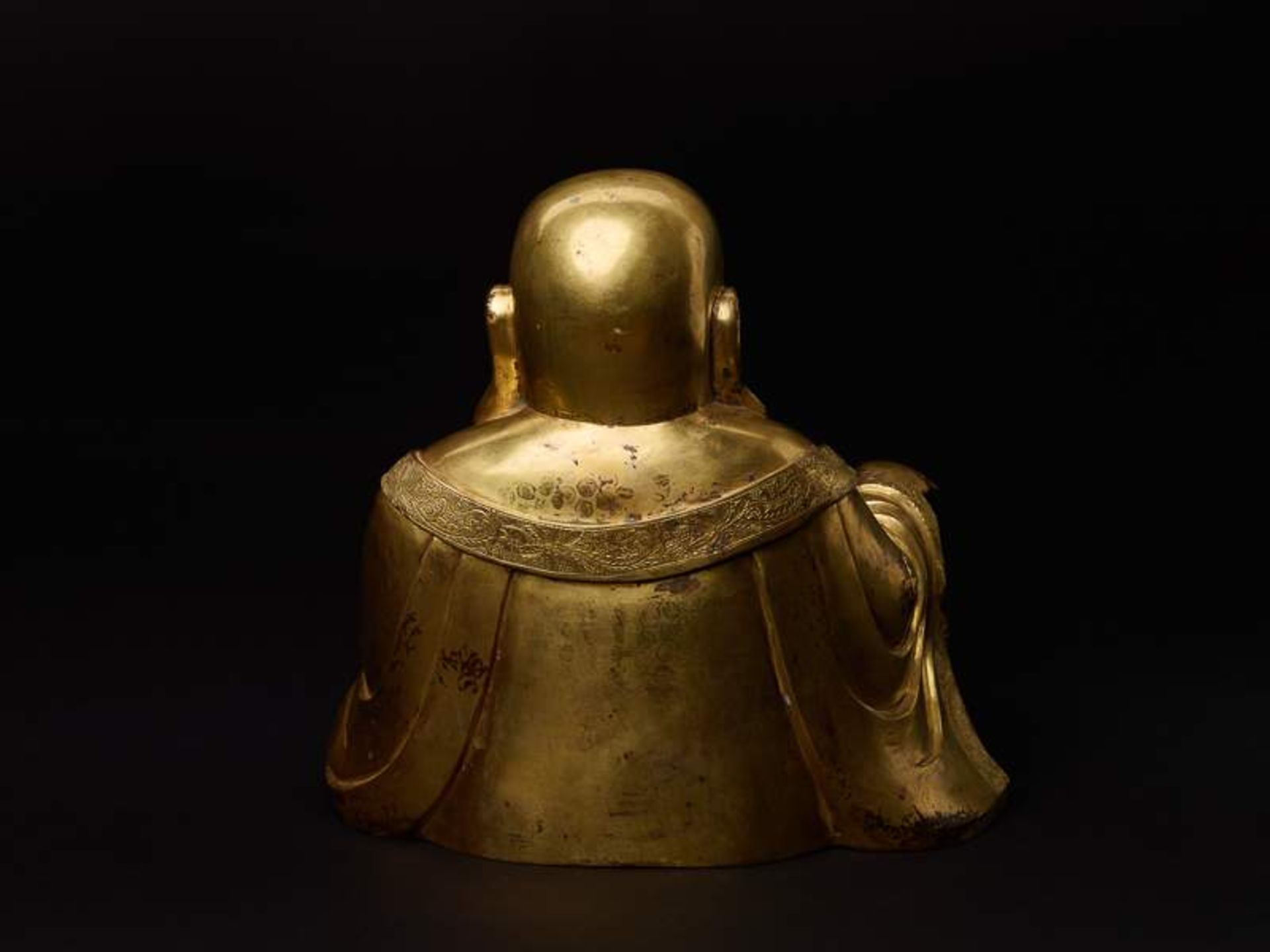 DIE GLÜCKSGOTTHEIT BUDAI Feuervergoldete Bronze. China, vermutlich späte Qing-Dynastie, 19. Jh. - Image 10 of 11