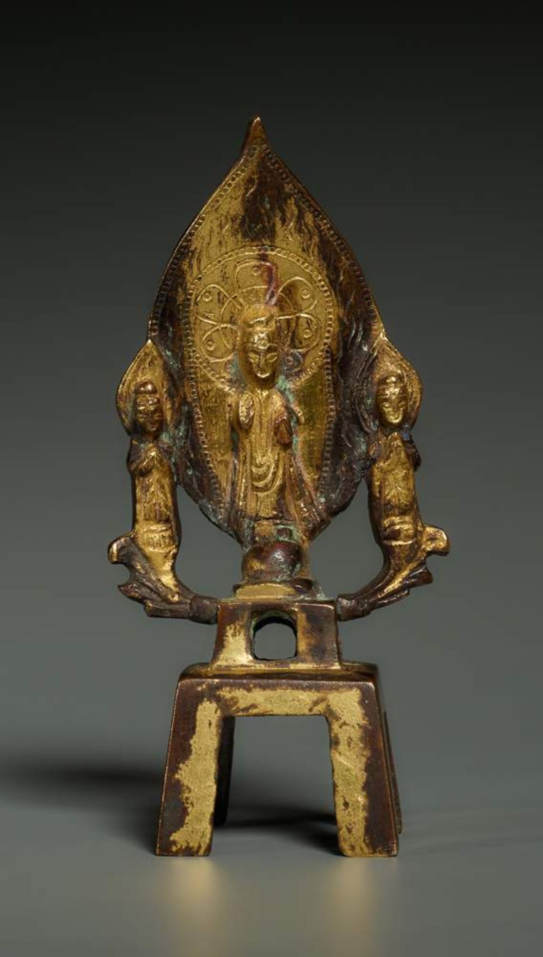 BUDDHA SHAKYAMUNI MIT BODHISATTVAS Feuervergoldete Bronze. China, Stil der Sui- bis Tang-Zeit Im