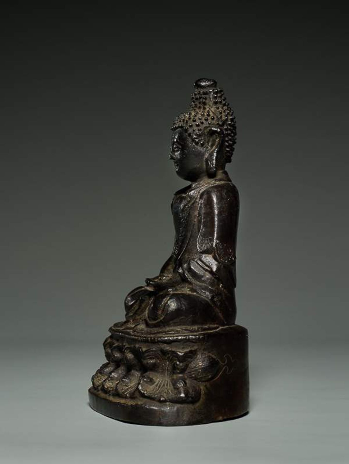 BUDDHA SHAKYAMUNI Bronze. China, Qing, ca. 18. Jh. Shakyamuni, in China Shijiamouni genannt, sitzt - Image 9 of 11