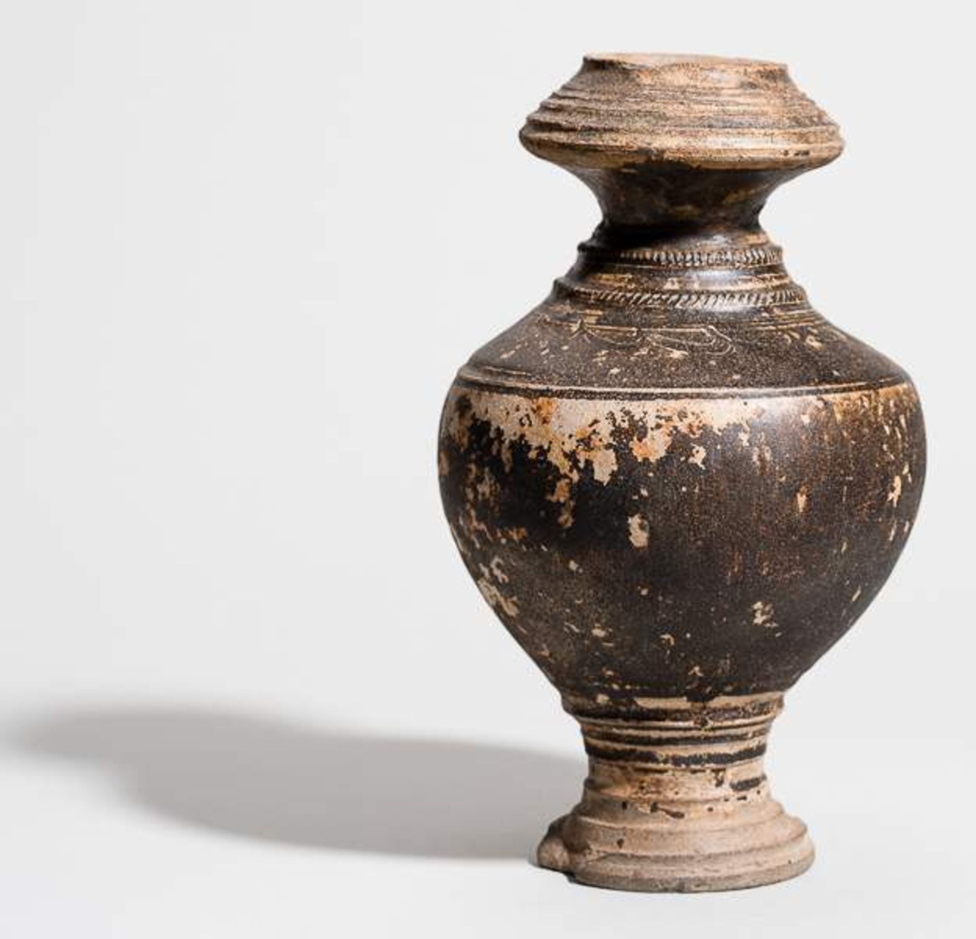 VASENFÖRMIGES GEFÄSS Keramik. Kambodscha, Altes Königreich Khmer, 11. bis 12. Jh. Seltener Typus, - Image 9 of 11