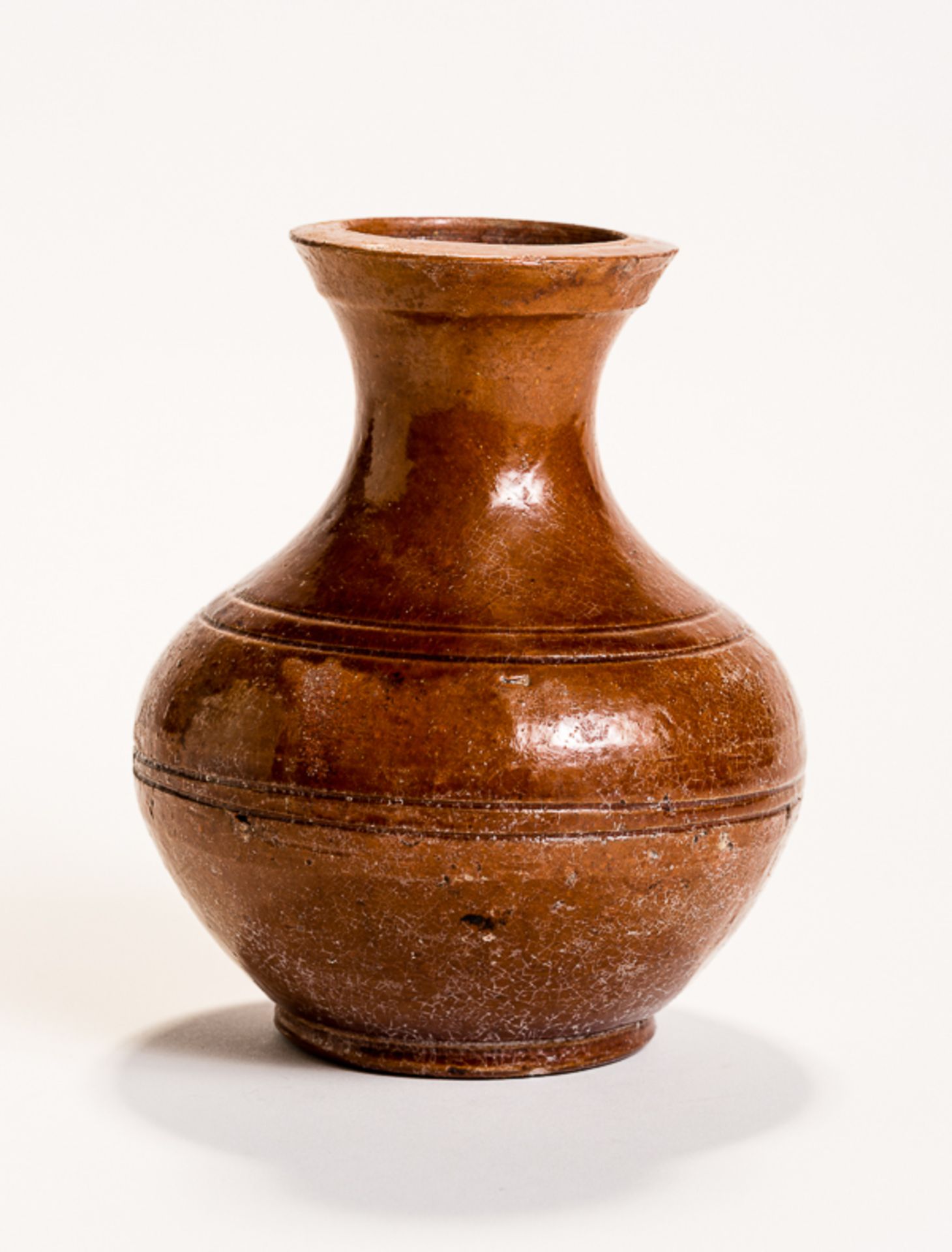 ROTBRAUNES GEFÄSS HU Glasierte Keramik. Nordchina, Han-Dynastie, um 1. Jh. Kleineres Gefäß in - Image 4 of 5