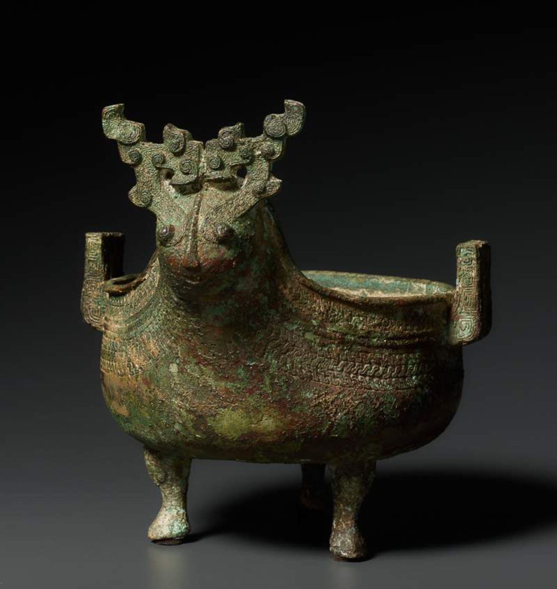 SELTENES ARCHAISCHES BRONZEGEFÄSS MIT TIERKOPF Bronze. China, vermutlich Östliche Zhou-Dynastie, ca. - Image 2 of 7