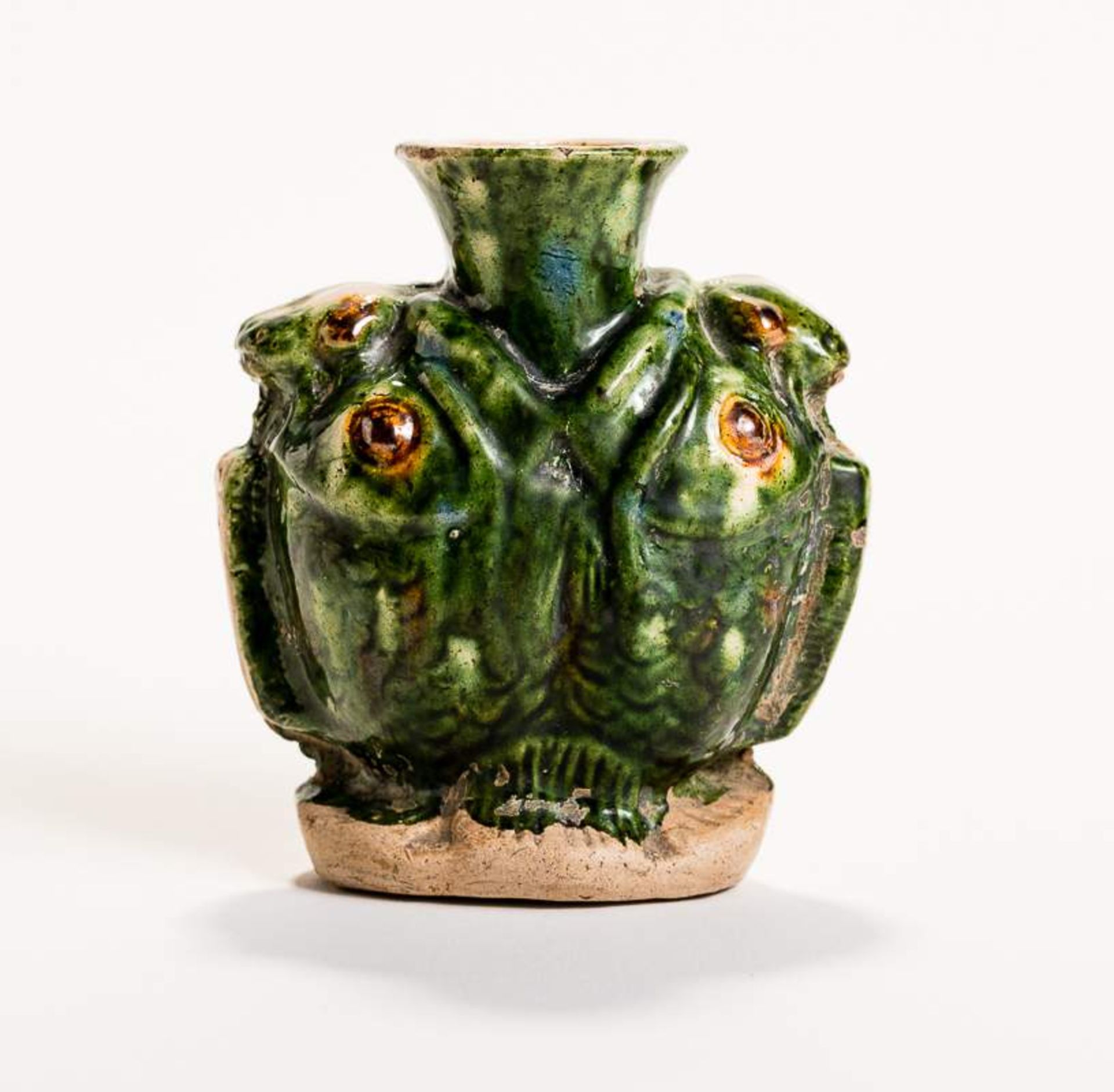 KLEINE DOPPELFISCH-VASE MIT KARPFENGlasierte Keramik. China, Tang-Dynastie (618 - 907)Eine seltene