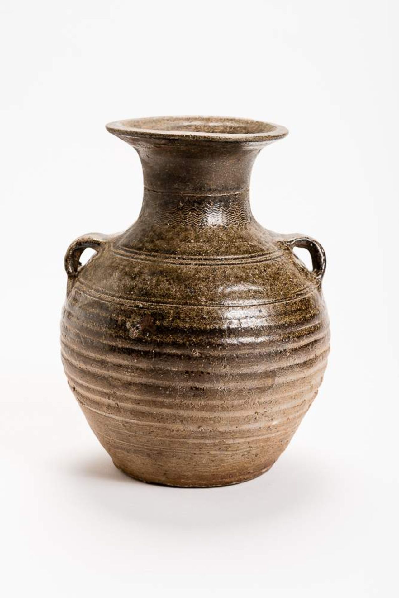 HU-VASE MIT HENKELNGlasierte Keramik. China, Streitende Reiche bis Westl. Han, ca. 3. bis 2. Jh.